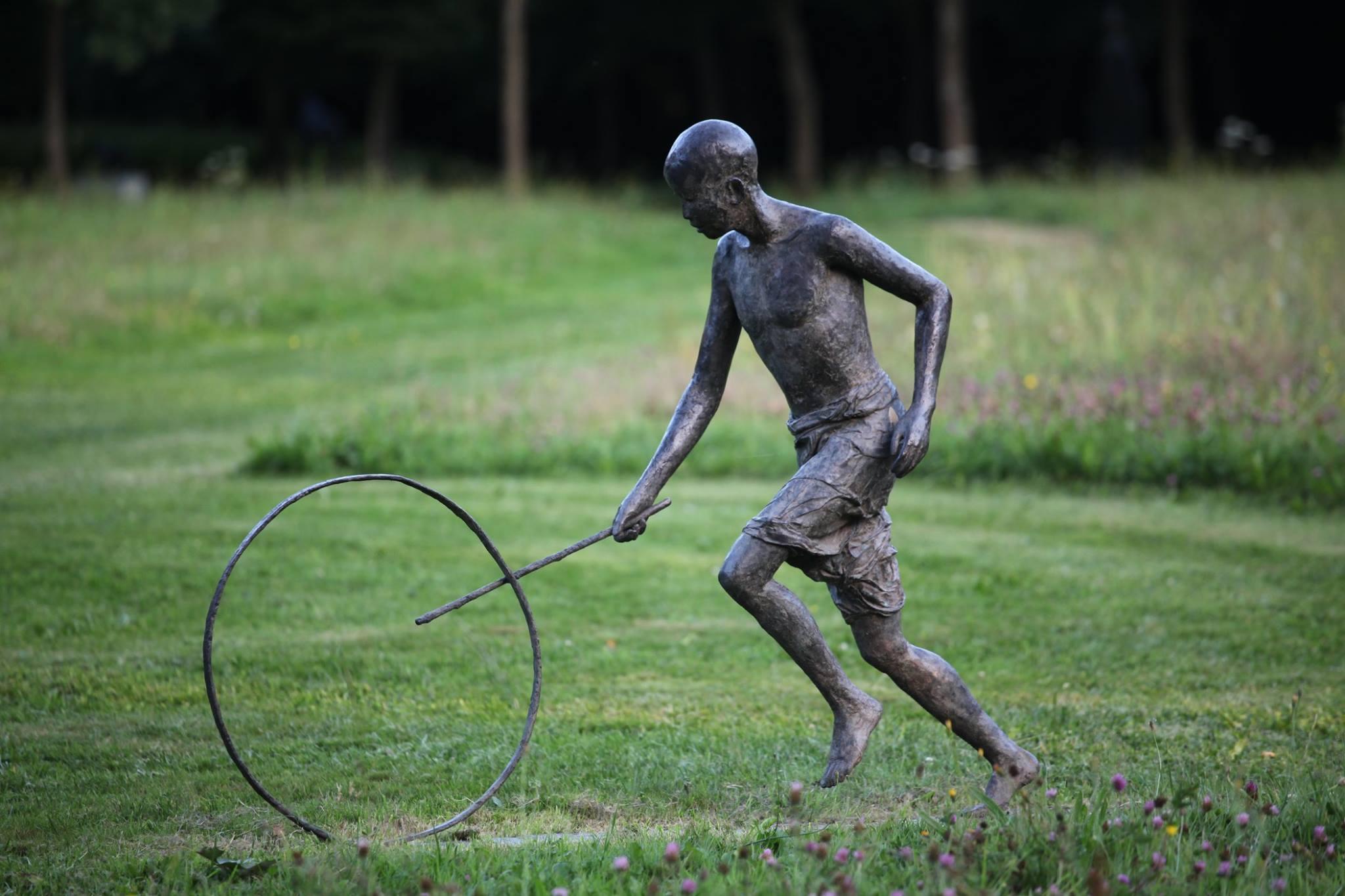 Hoop Rolling Boy de Marine de Soos - Escultura grande de bronce para exterior, humano, muévete en venta 2