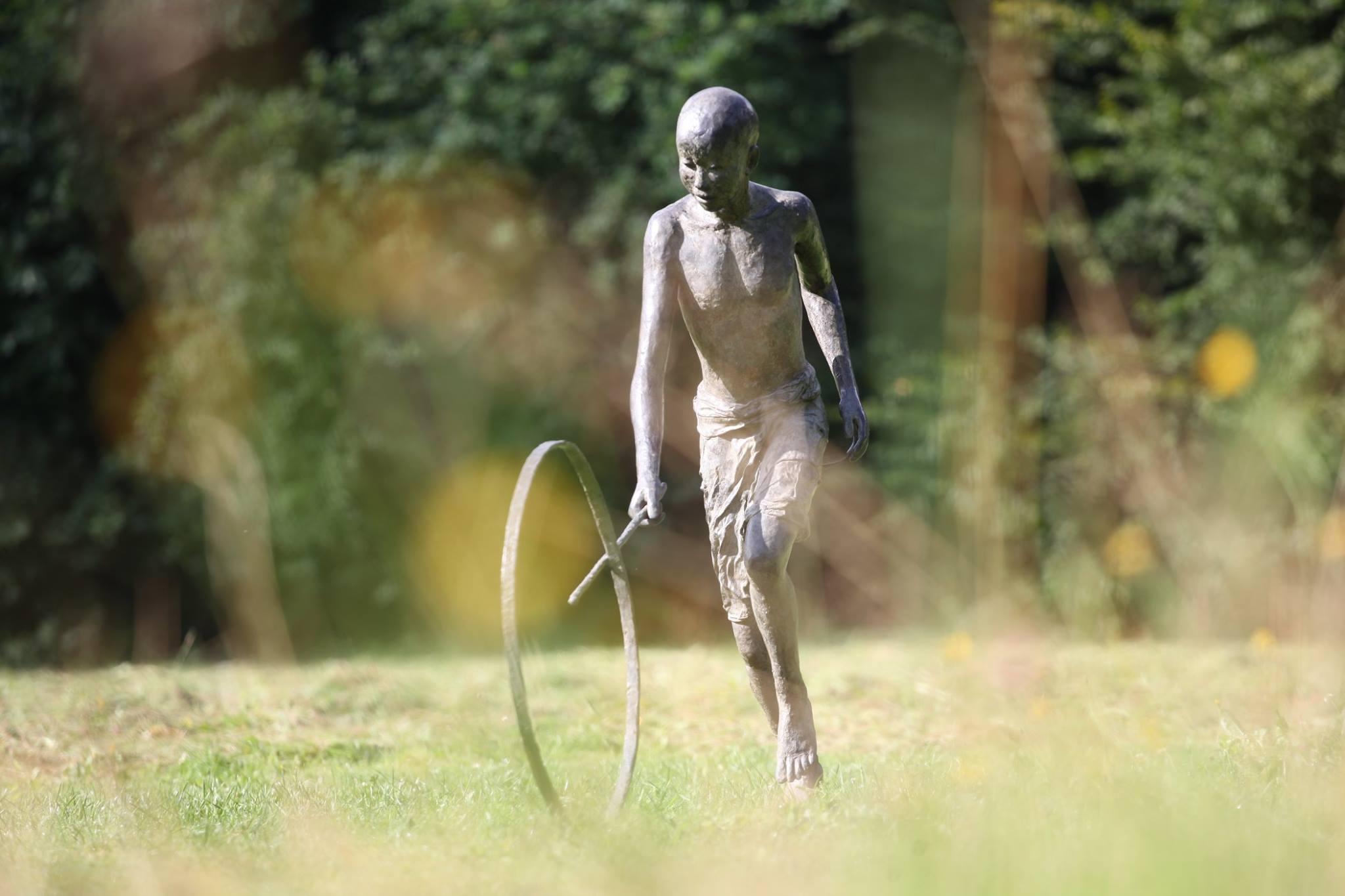 Hoop Rolling Boy de Marine de Soos - Escultura grande de bronce para exterior, humano, muévete en venta 3