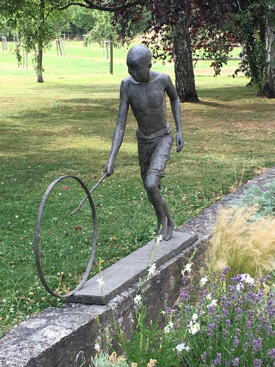 Hoop Rolling Boy di Marine de Soos - Scultura in bronzo per esterni, figura umana in vendita 9