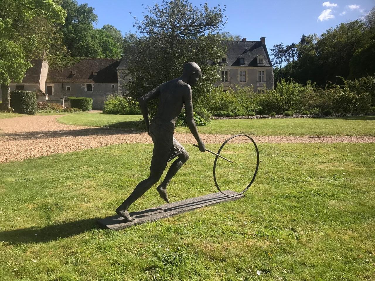 Hoop Rolling Boy di Marine de Soos - Scultura in bronzo per esterni, figura umana in vendita 8