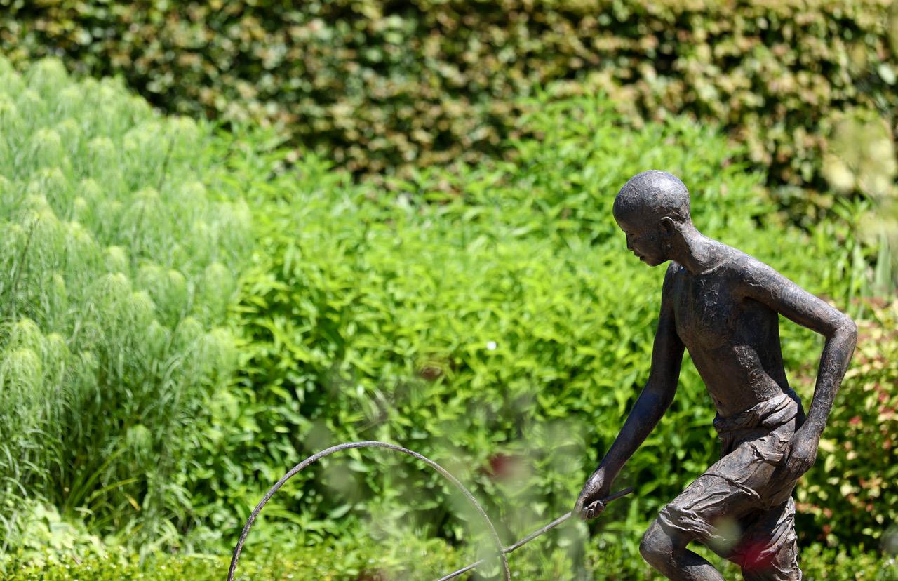 Hoop Rolling Boy von Marine de Soos - Große Bronzeskulptur für den Außenbereich im Angebot 1