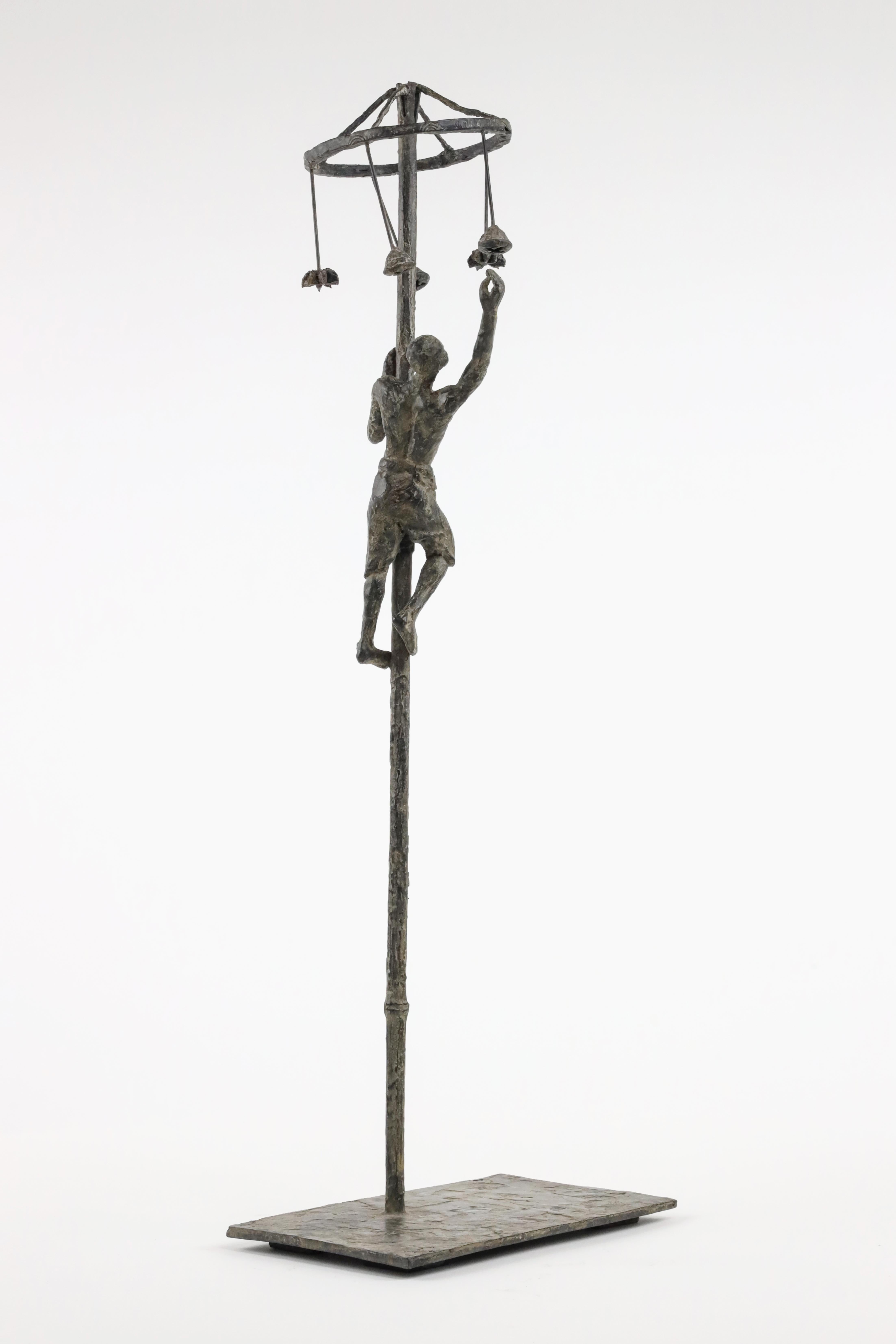 Esperanza de Marine de Soos - Escultura de bronce, figura humana, hombre, juego, tradición en venta 5