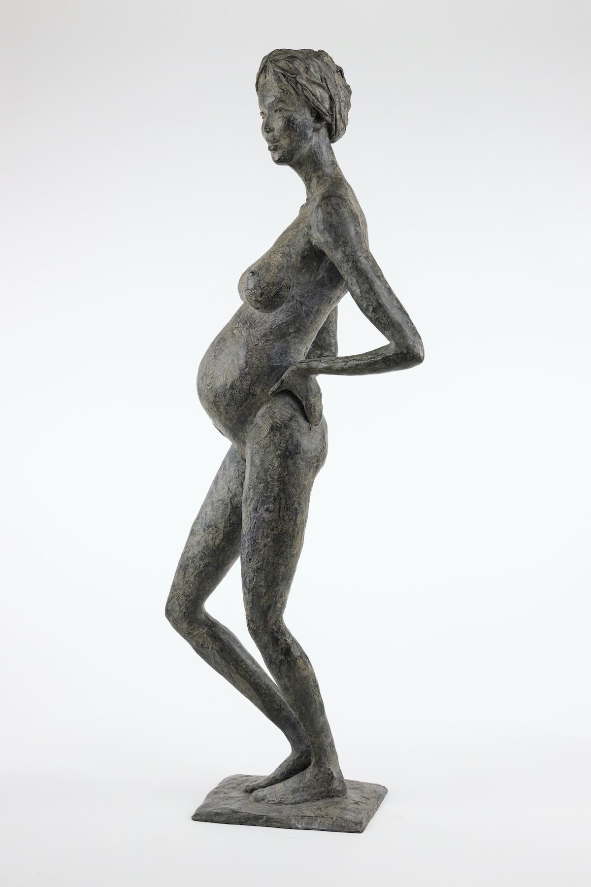 In Majesty di Marine de Soos - Scultura in bronzo di una donna incinta, la maternità in vendita 1