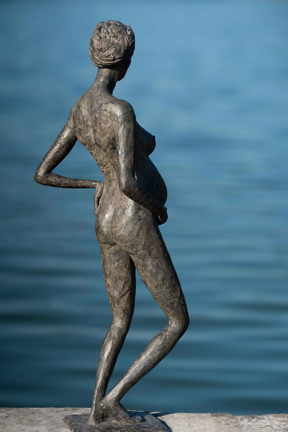 In Majesty von Marine de Soos - Bronzeskulptur einer schwangeren Frau, Mutterschaft im Angebot 4