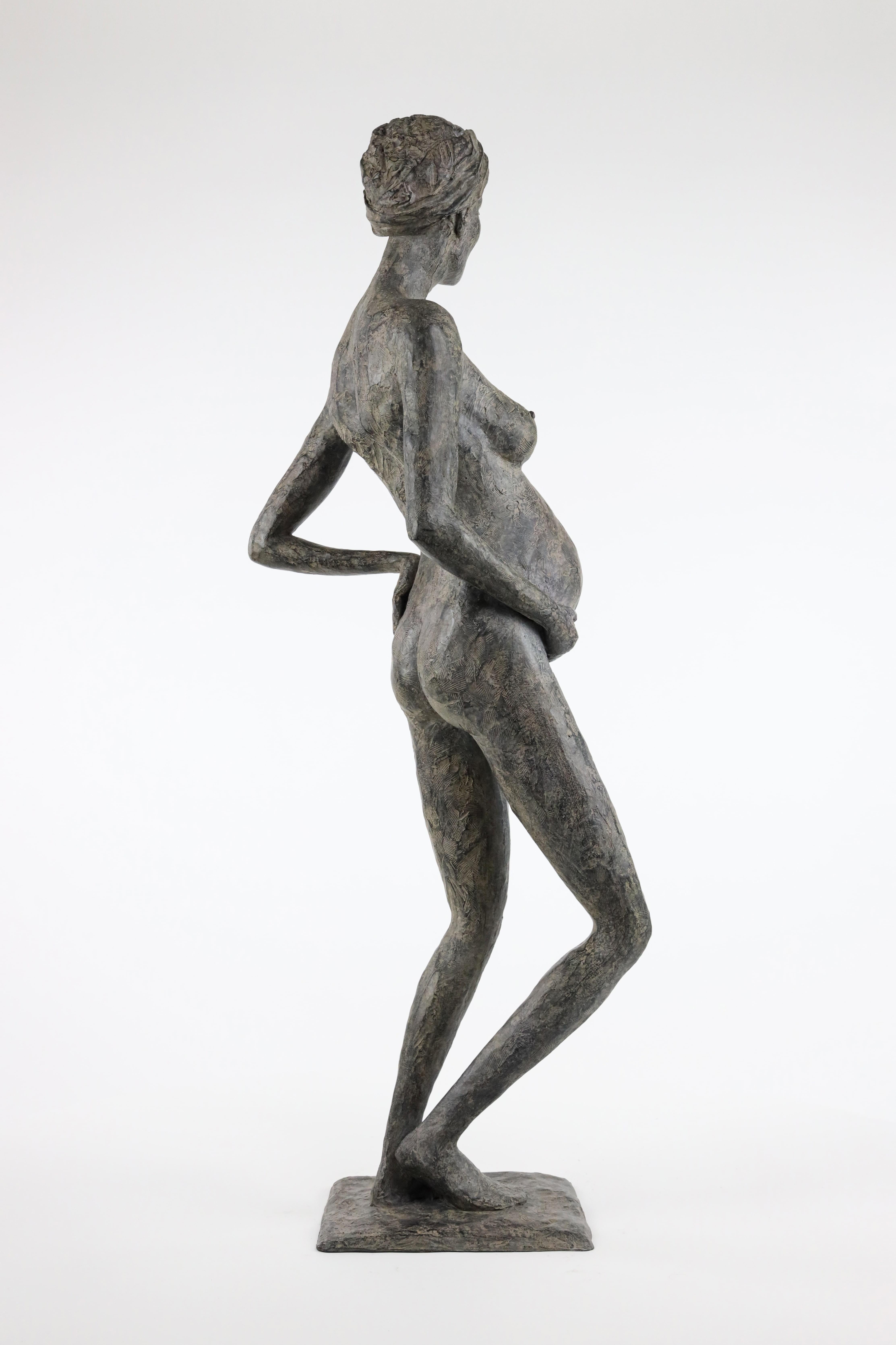 In Majesty di Marine de Soos - Scultura in bronzo di una donna incinta, la maternità in vendita 6