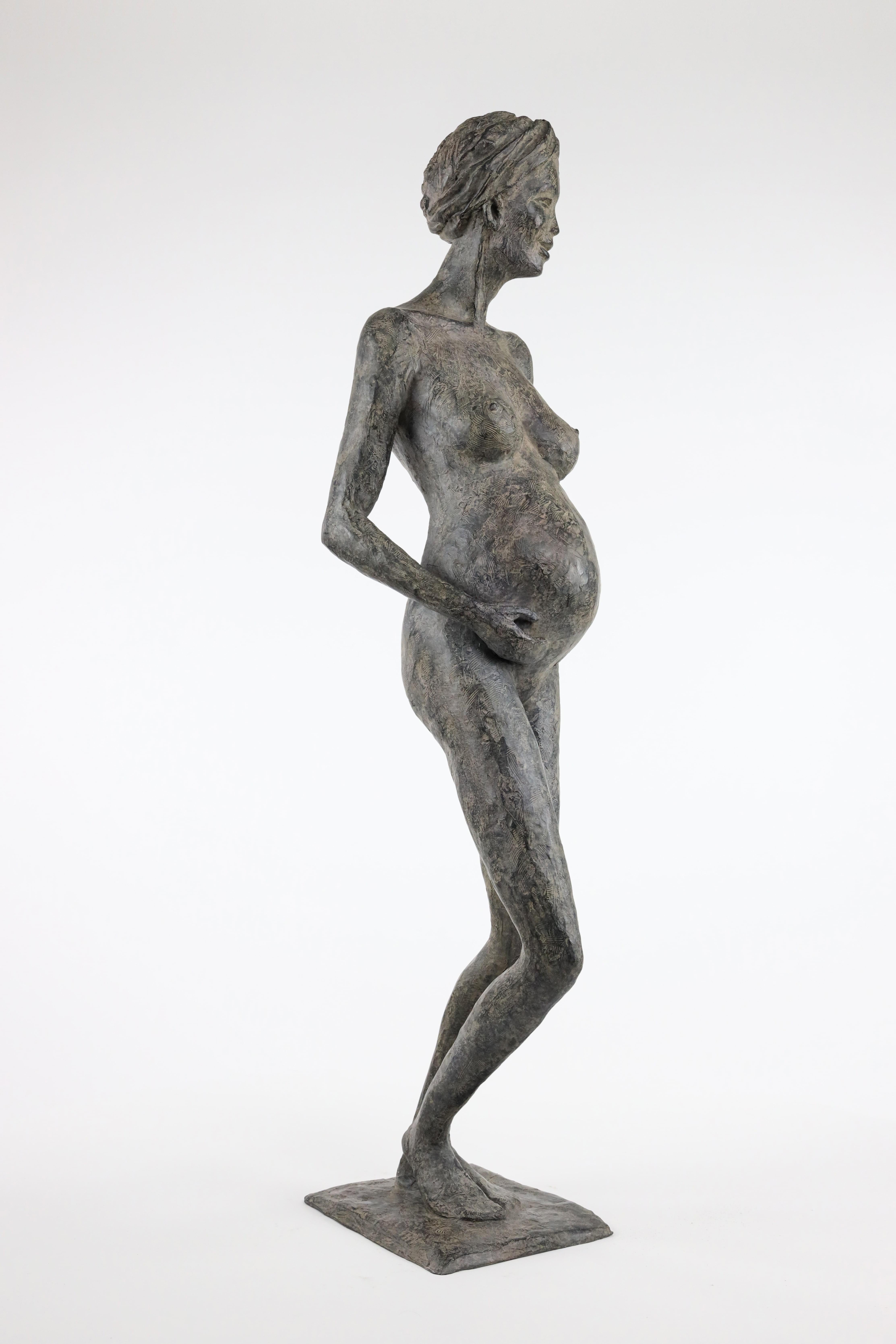 In Majesty di Marine de Soos - Scultura in bronzo di una donna incinta, la maternità in vendita 7