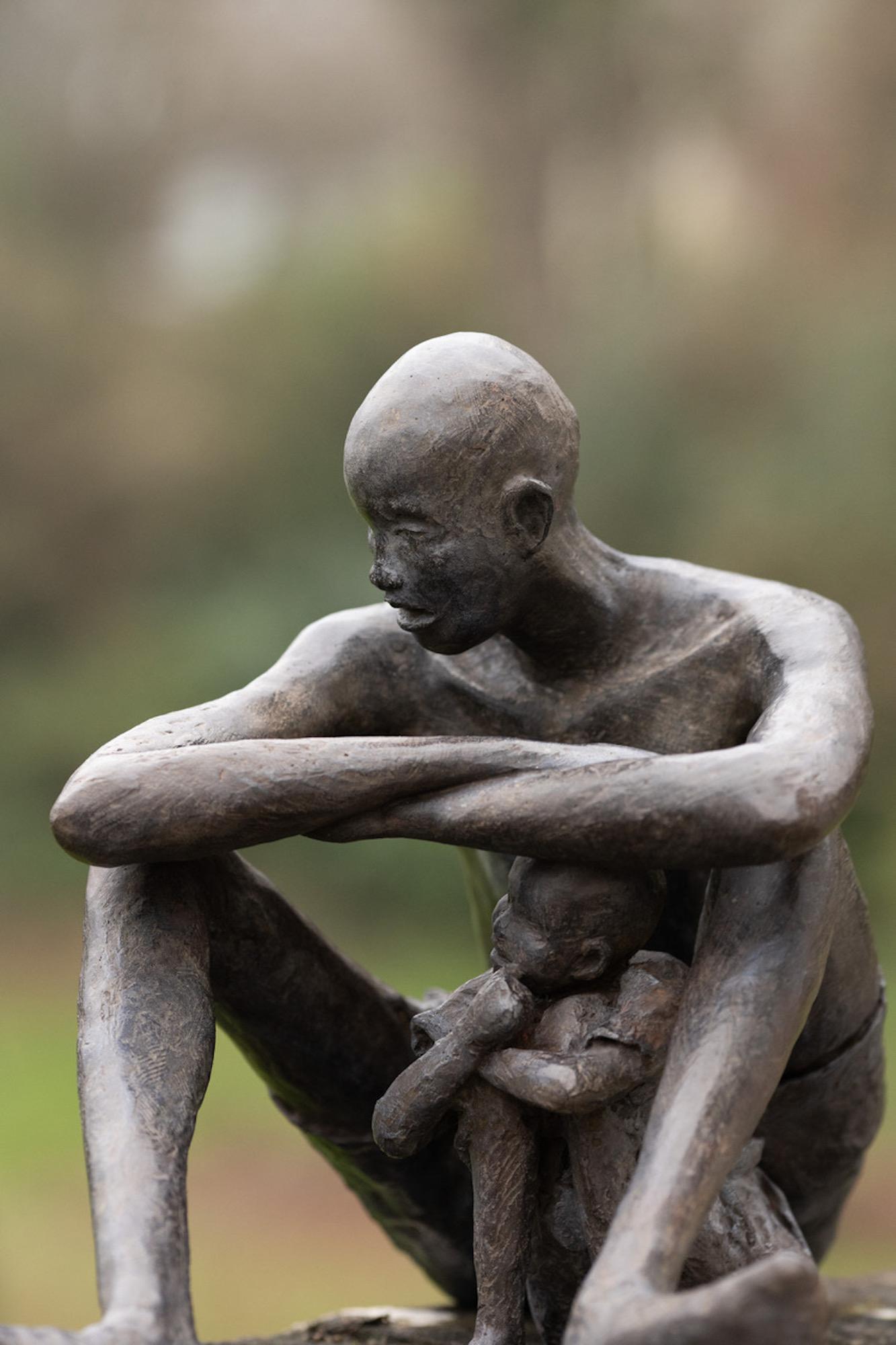 In the shadow of being loved von Marine de Soos - Contemporary bronze sculpture im Angebot 2