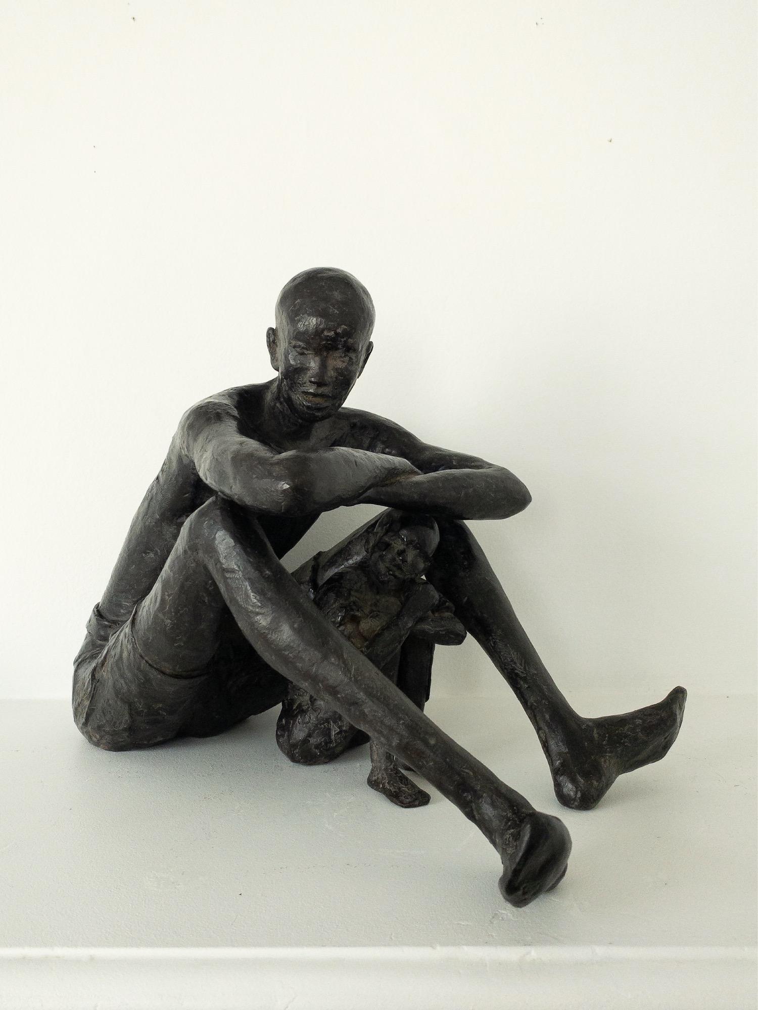 In the shadow of being loved von Marine de Soos - Contemporary bronze sculpture im Angebot 3