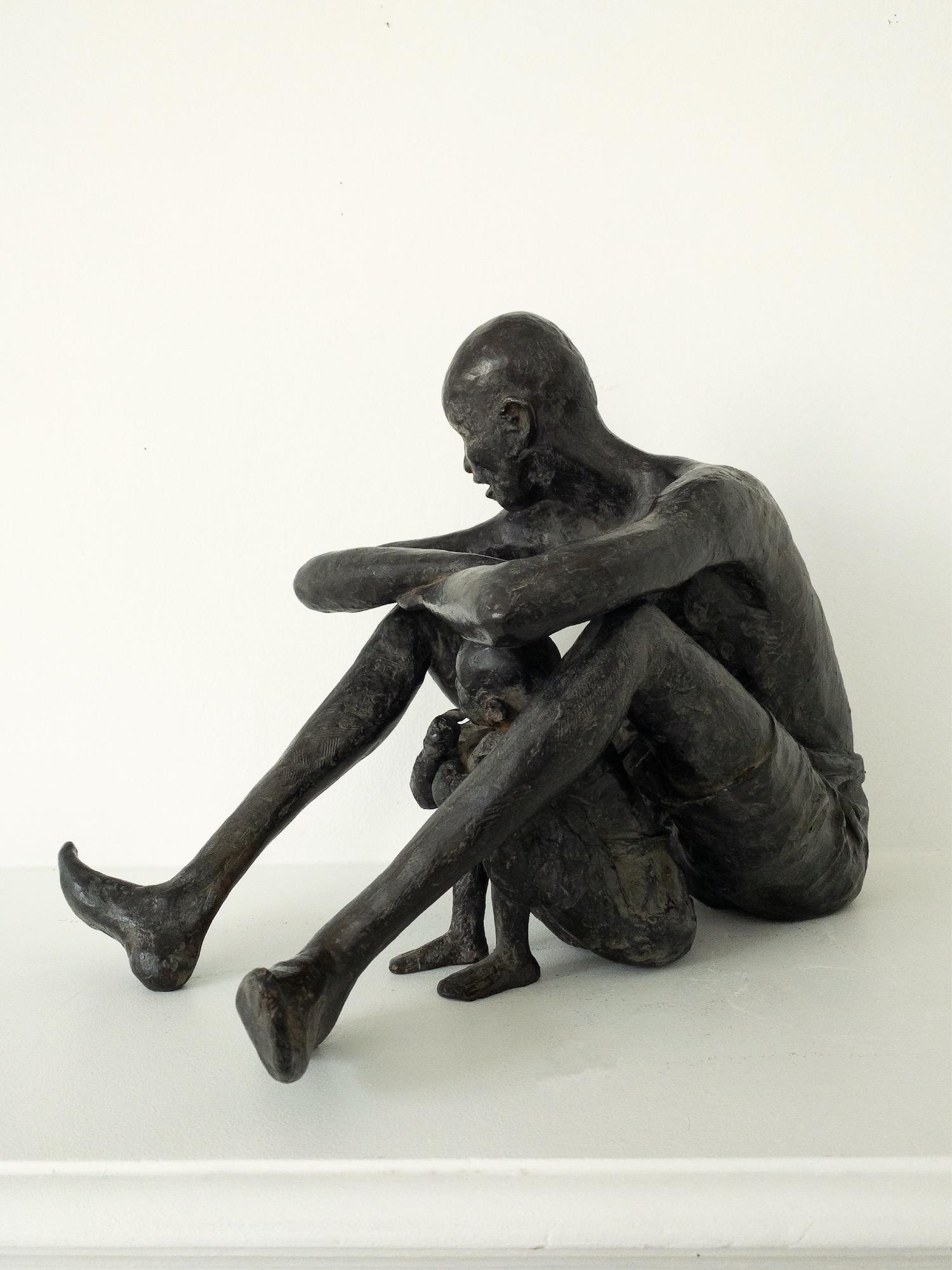 In the shadow of being loved von Marine de Soos - Contemporary bronze sculpture im Angebot 4