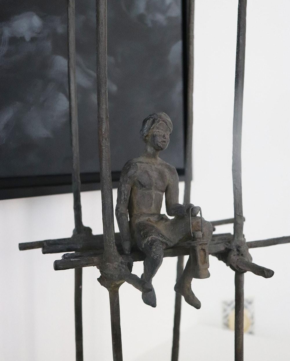 Le cantique des pilotes de M. de Soos - Sculpture figurative en bronze, tons sombres en vente 1