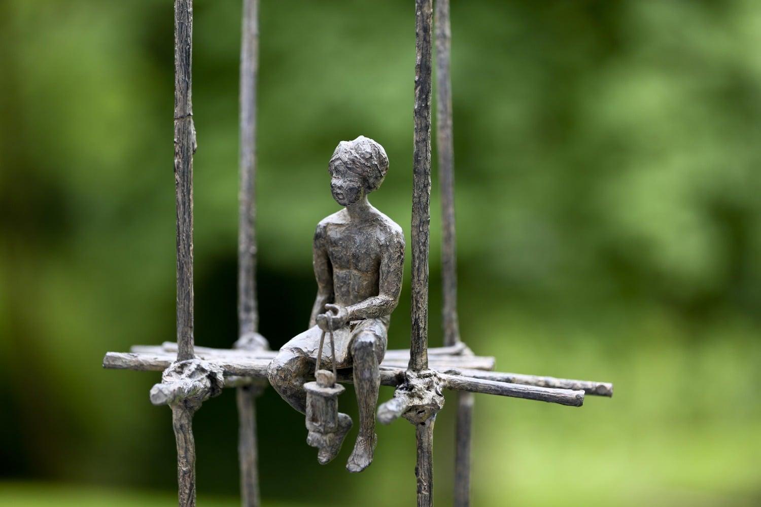 Le cantique des pilotes de M. de Soos - Sculpture figurative en bronze, tons sombres en vente 2