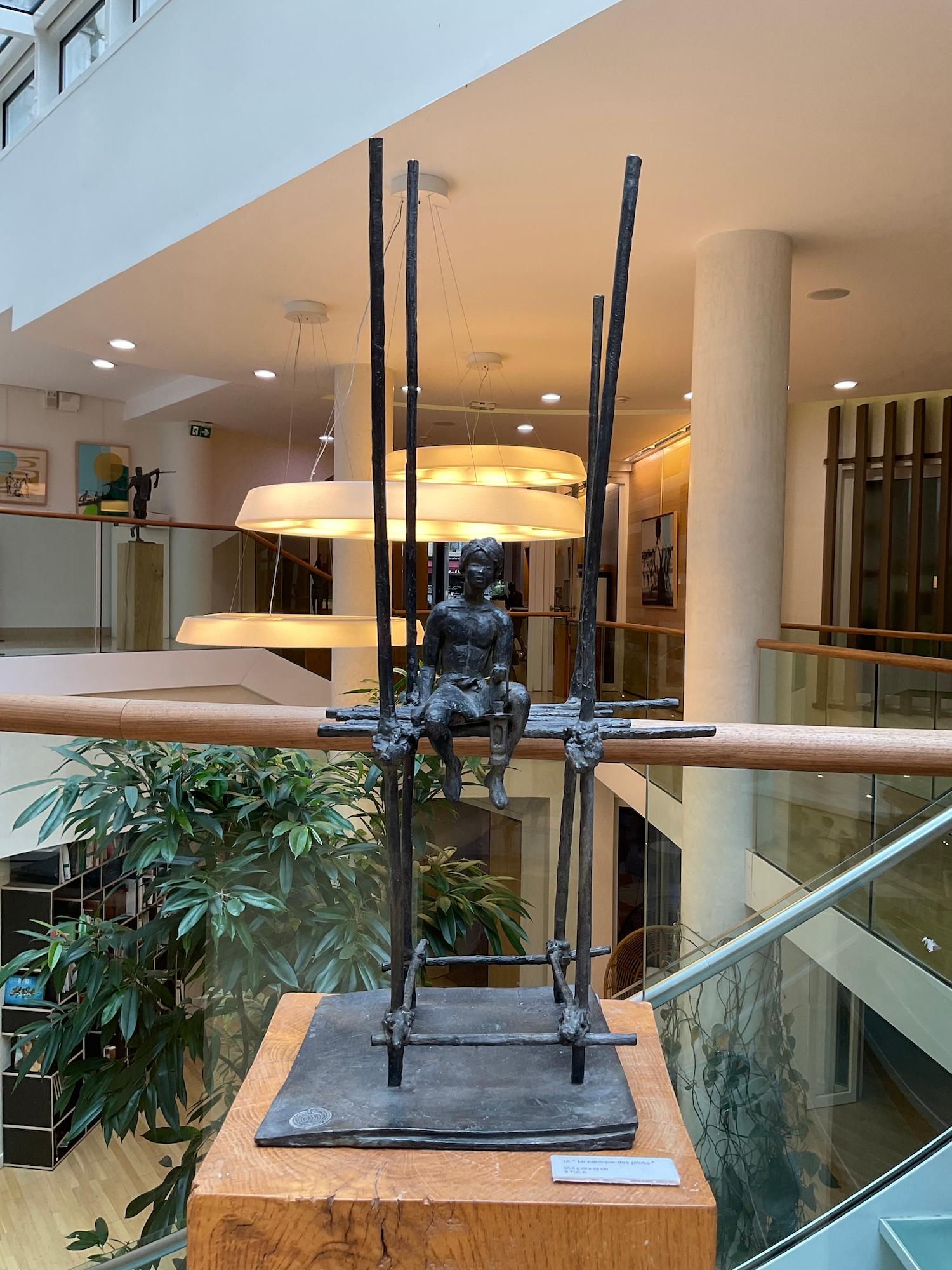 Le cantique des pilotes de M. de Soos - Sculpture figurative en bronze, tons sombres en vente 3