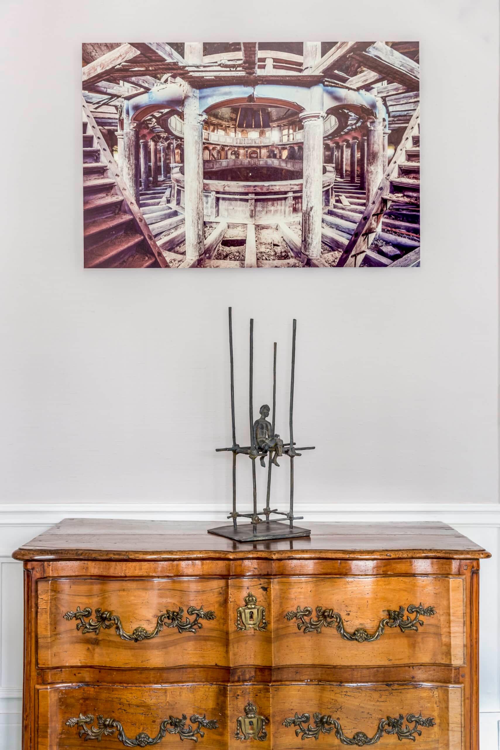 Le cantique des pilotes de M. de Soos - Sculpture figurative en bronze, tons sombres en vente 4