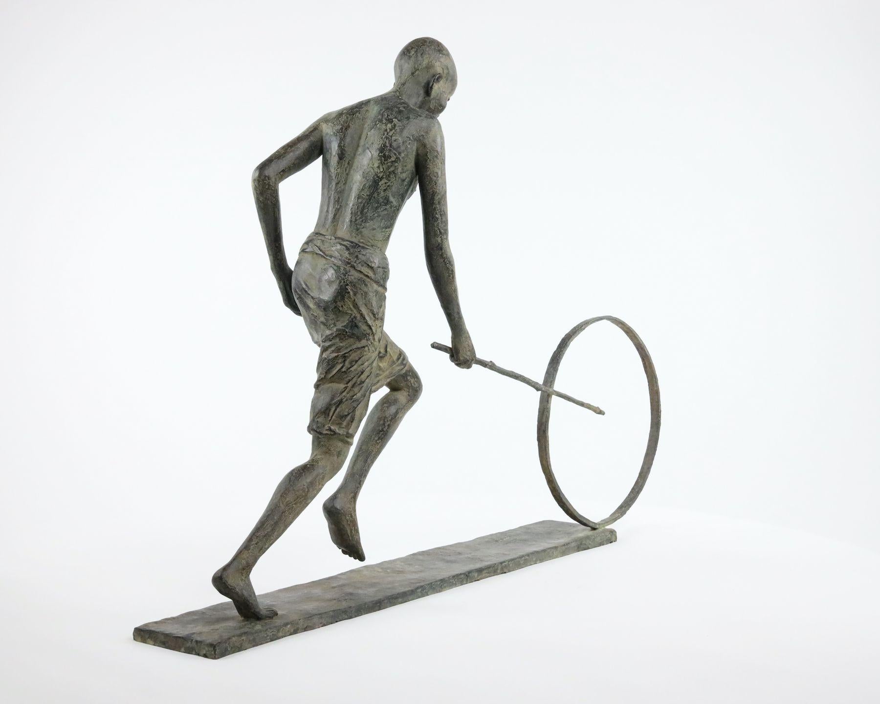 Le Pousseur de Lune von M. de Soos - Zeitgenössische Bronzeskulptur, Mensch, Bewegung (Gold), Figurative Sculpture, von Marine de Soos