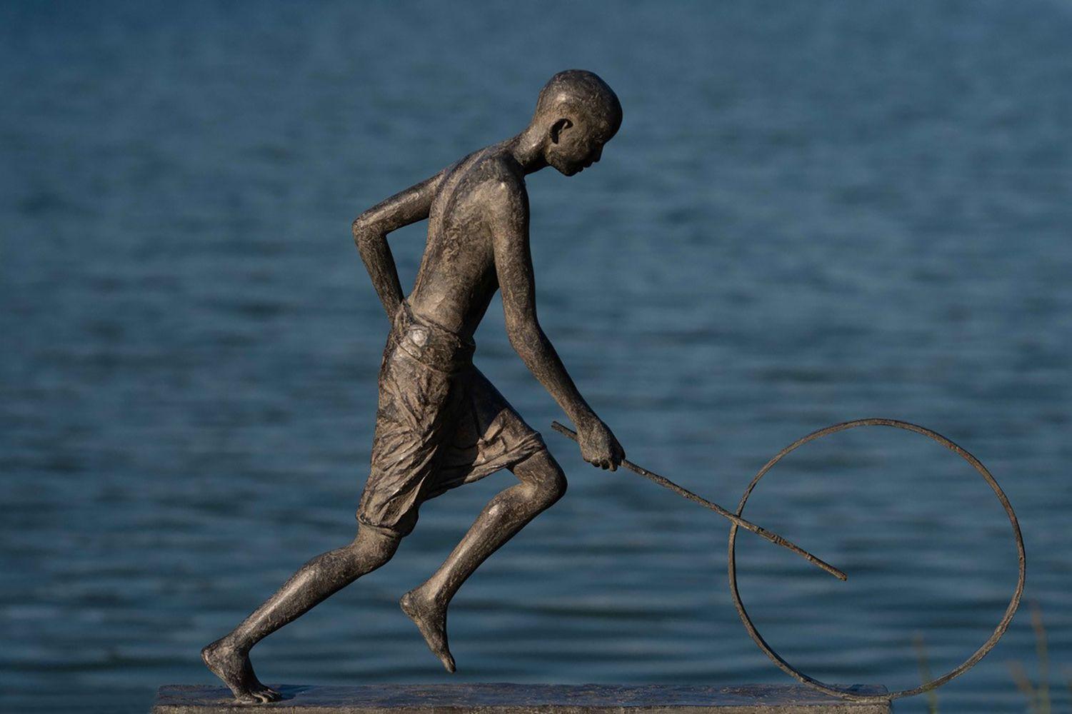 Le Pousseur de Lune von M. de Soos - Zeitgenössische Bronzeskulptur, Mensch, Bewegung im Angebot 1