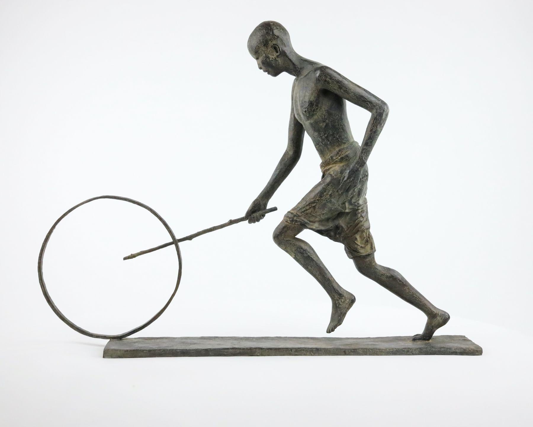 Marine de Soos Figurative Sculpture – Le Pousseur de Lune von M. de Soos - Zeitgenössische Bronzeskulptur, Mensch, Bewegung