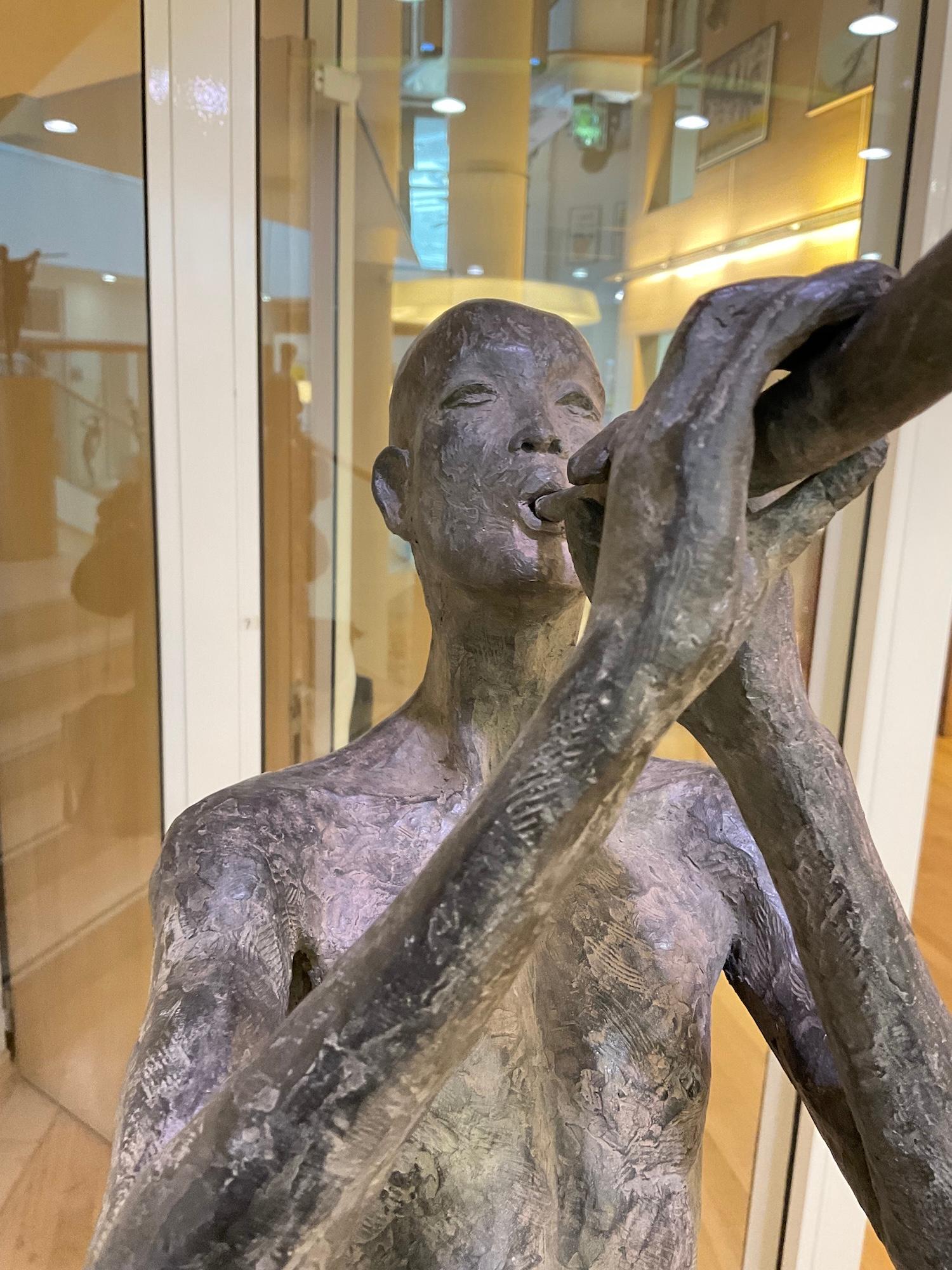Promesa al amanecer por M. de Soos -  Escultura figurativa de bronce, tonos oscuros, hombre - Sculpture Contemporáneo de Marine de Soos