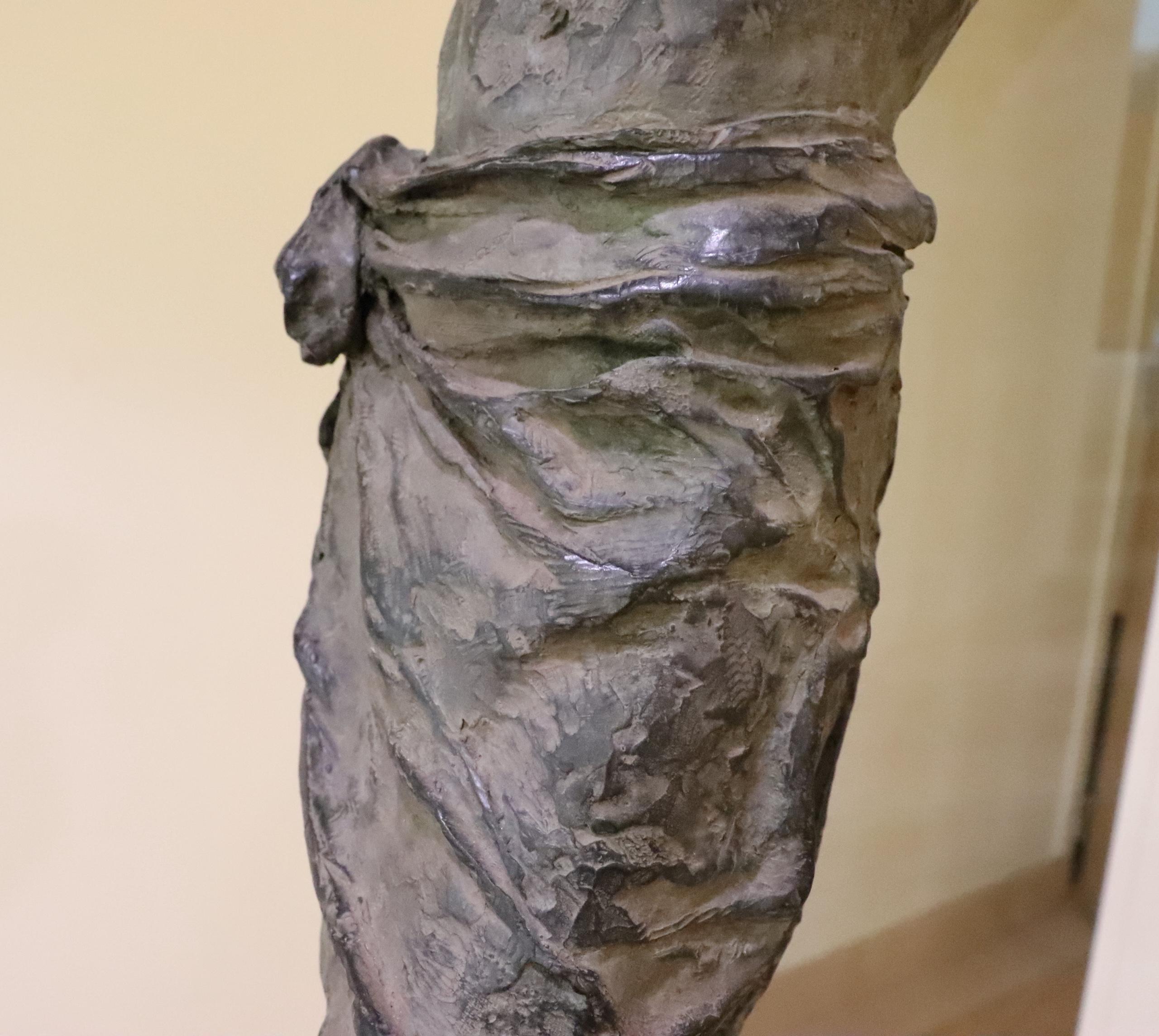 Promesa al amanecer por M. de Soos -  Escultura figurativa de bronce, tonos oscuros, hombre en venta 1