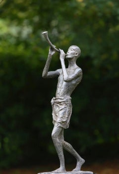 «Promesa al amanecer», de M. de Soos: escultura figurativa de bronce que representa a un hombre tocando un cuerno