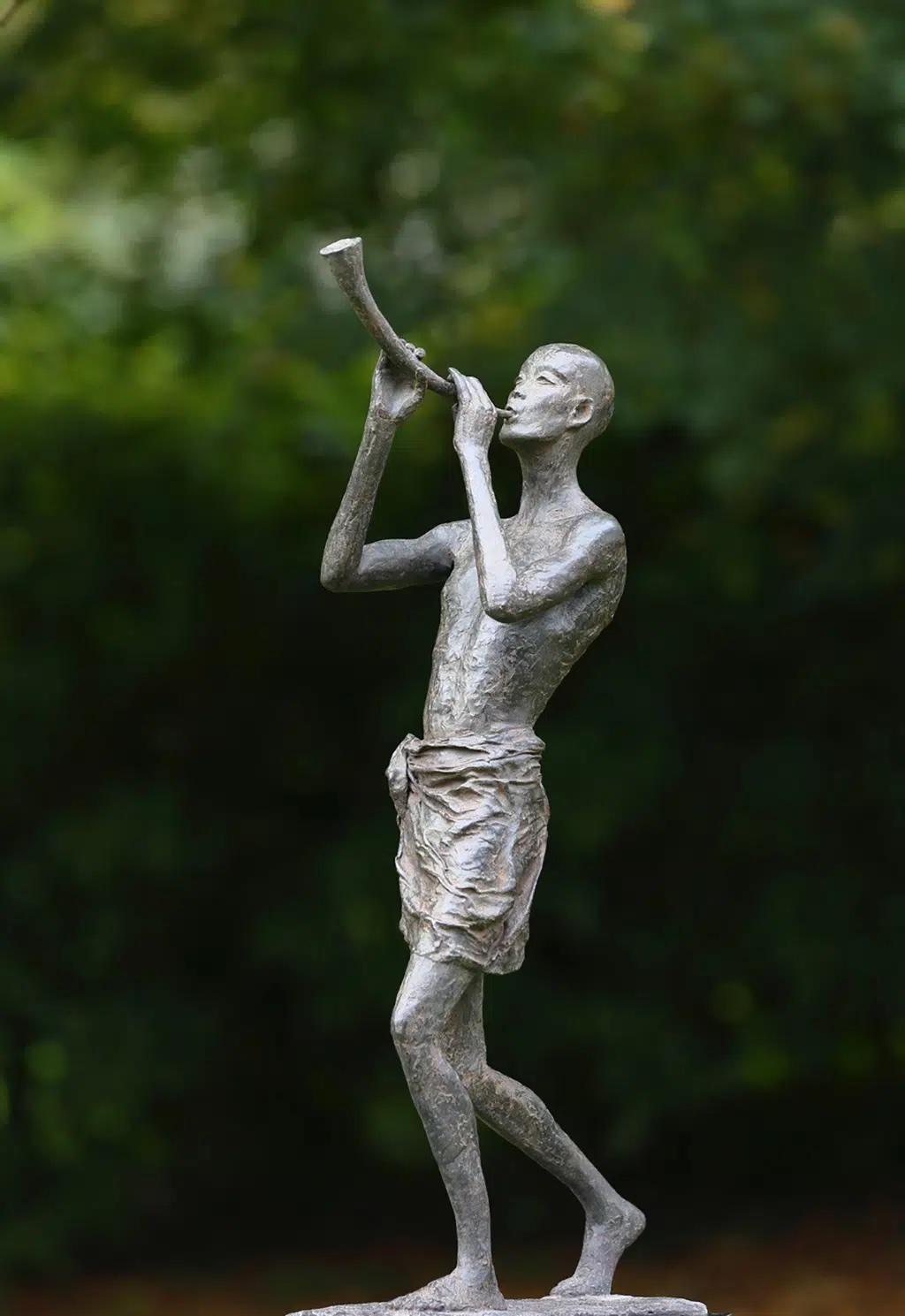 Promesa al amanecer de M. de Soos - Escultura figurativa de bronce, hombre, música - Sculpture de Marine de Soos