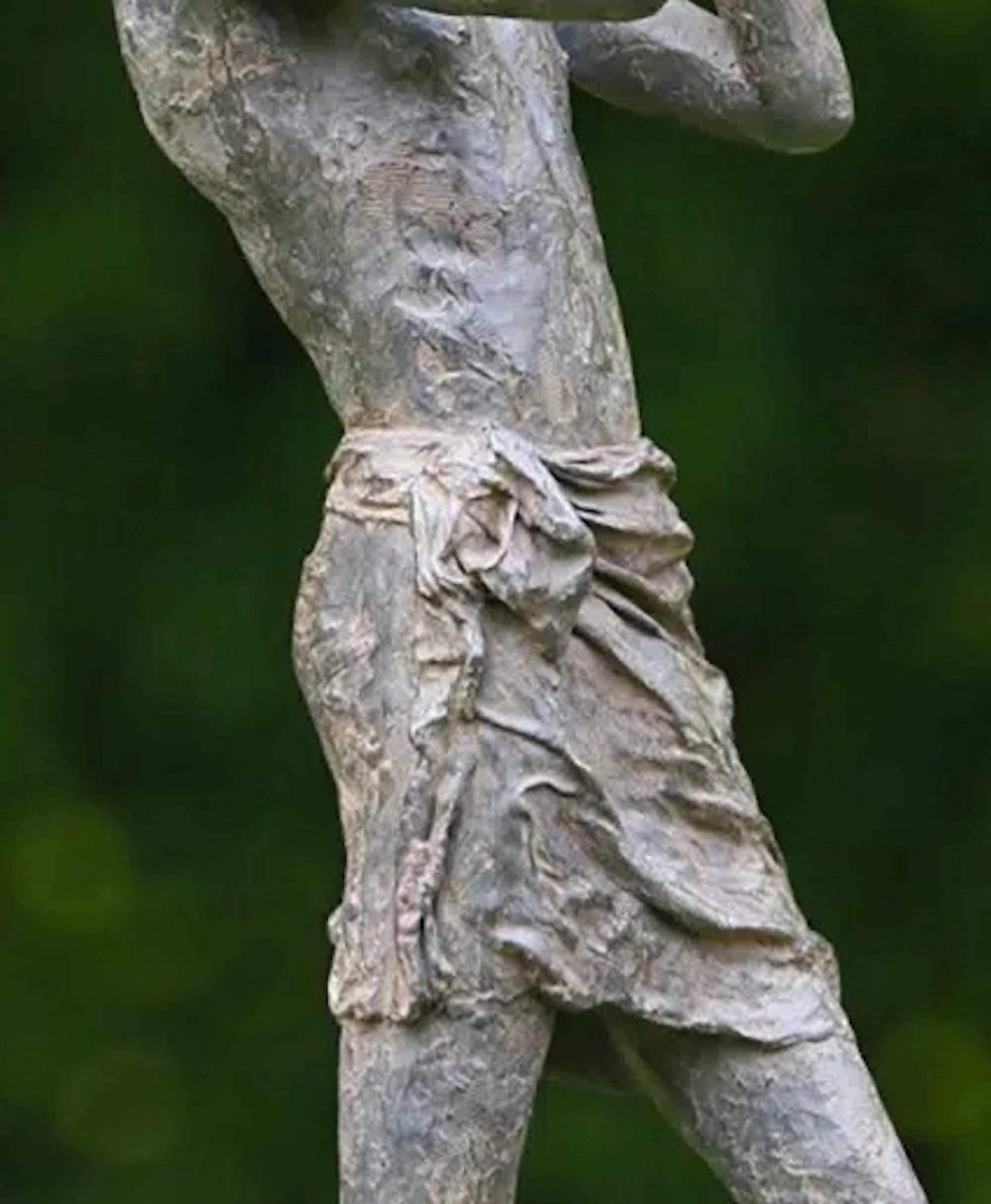 Promesa al amanecer de M. de Soos - Escultura figurativa de bronce, hombre, música - Figurative Sculpture Oro de Marine de Soos