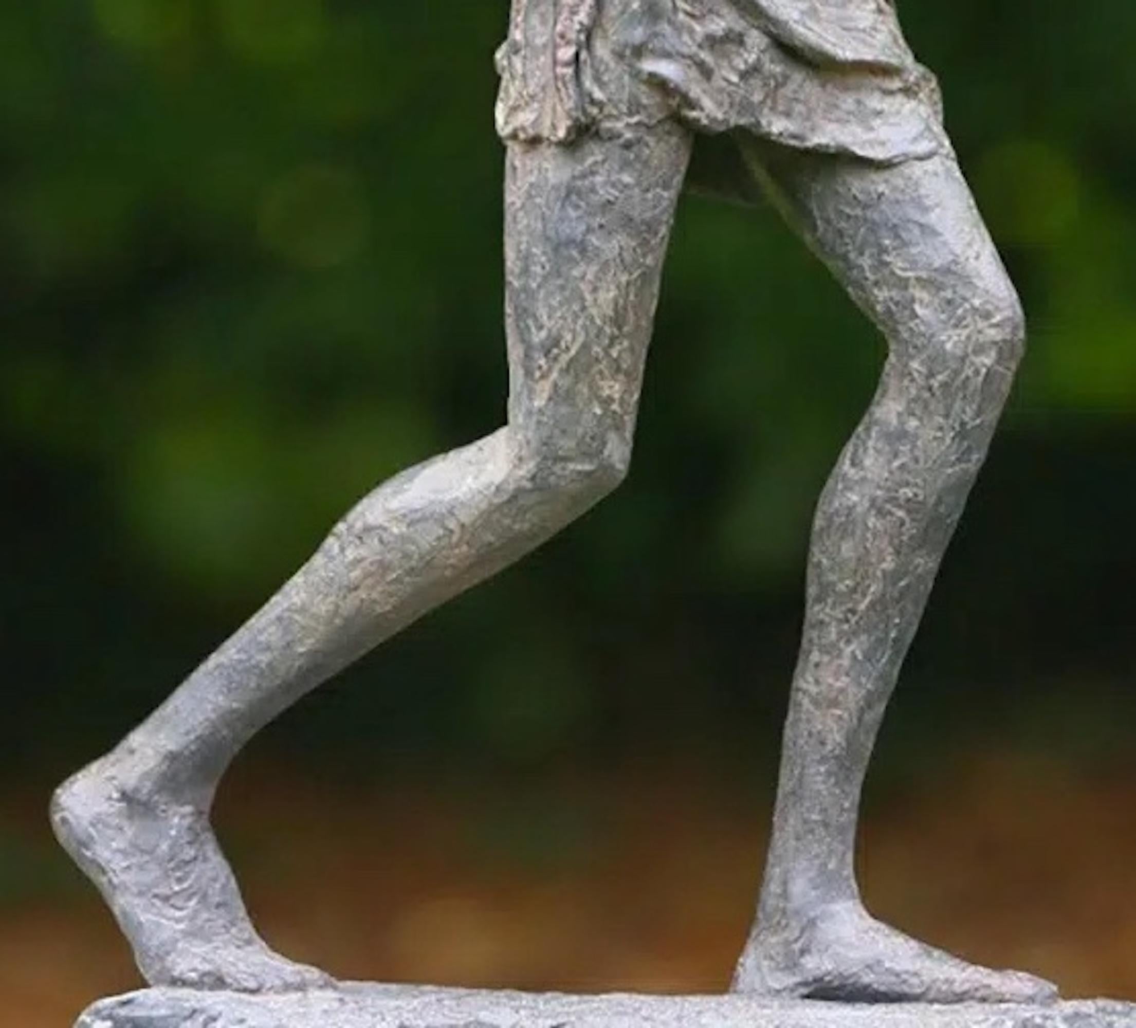 Promesa al amanecer es una escultura de bronce de la artista contemporánea francesa Marine de Soos. Las dimensiones son 82 × 34 × 19 cm (32,3 × 13,4 × 7,5 pulg.). 
Esta obra de arte original es una edición limitada firmada y numerada de 8