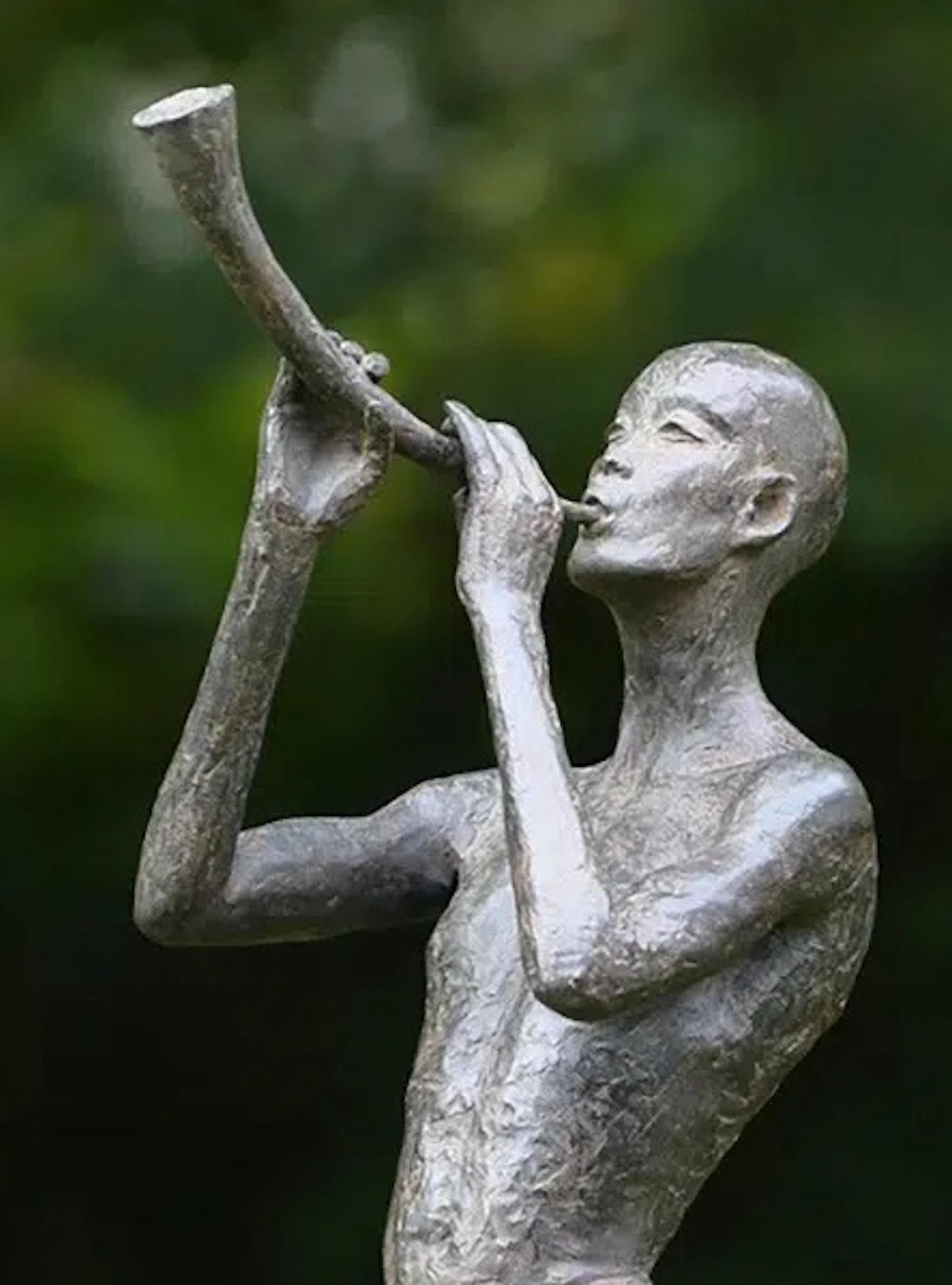 Promesa al amanecer de M. de Soos - Escultura figurativa de bronce, hombre, música en venta 1