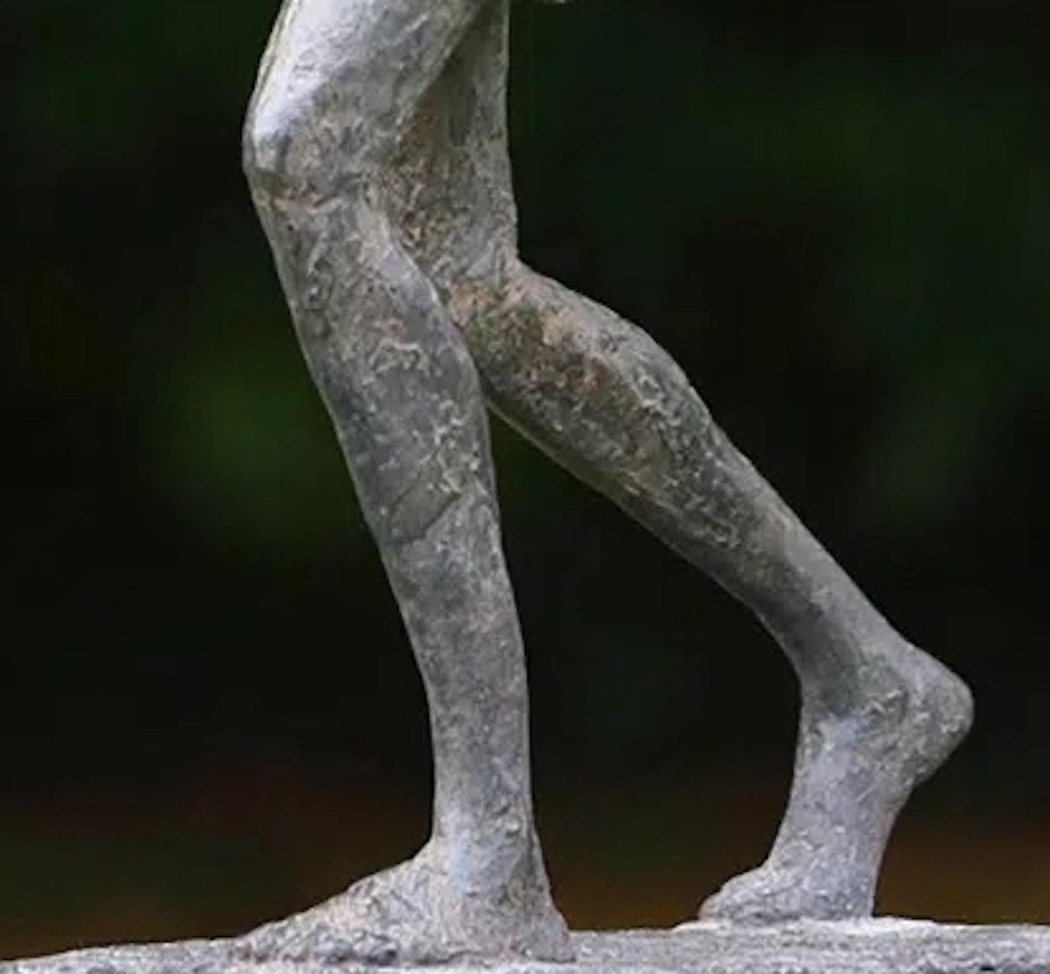 Promesa al amanecer de M. de Soos - Escultura figurativa de bronce, hombre, música en venta 2