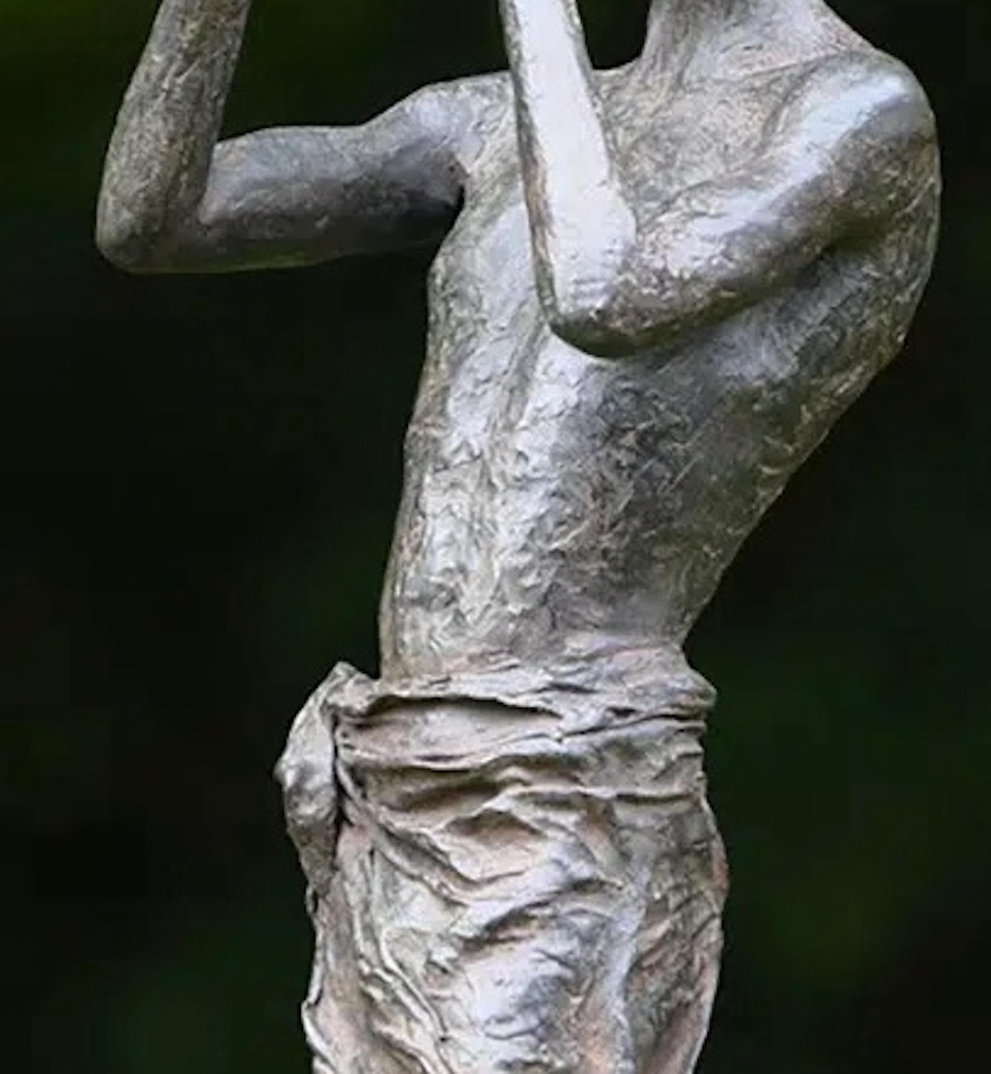 Promesa al amanecer de M. de Soos - Escultura figurativa de bronce, hombre, música en venta 3