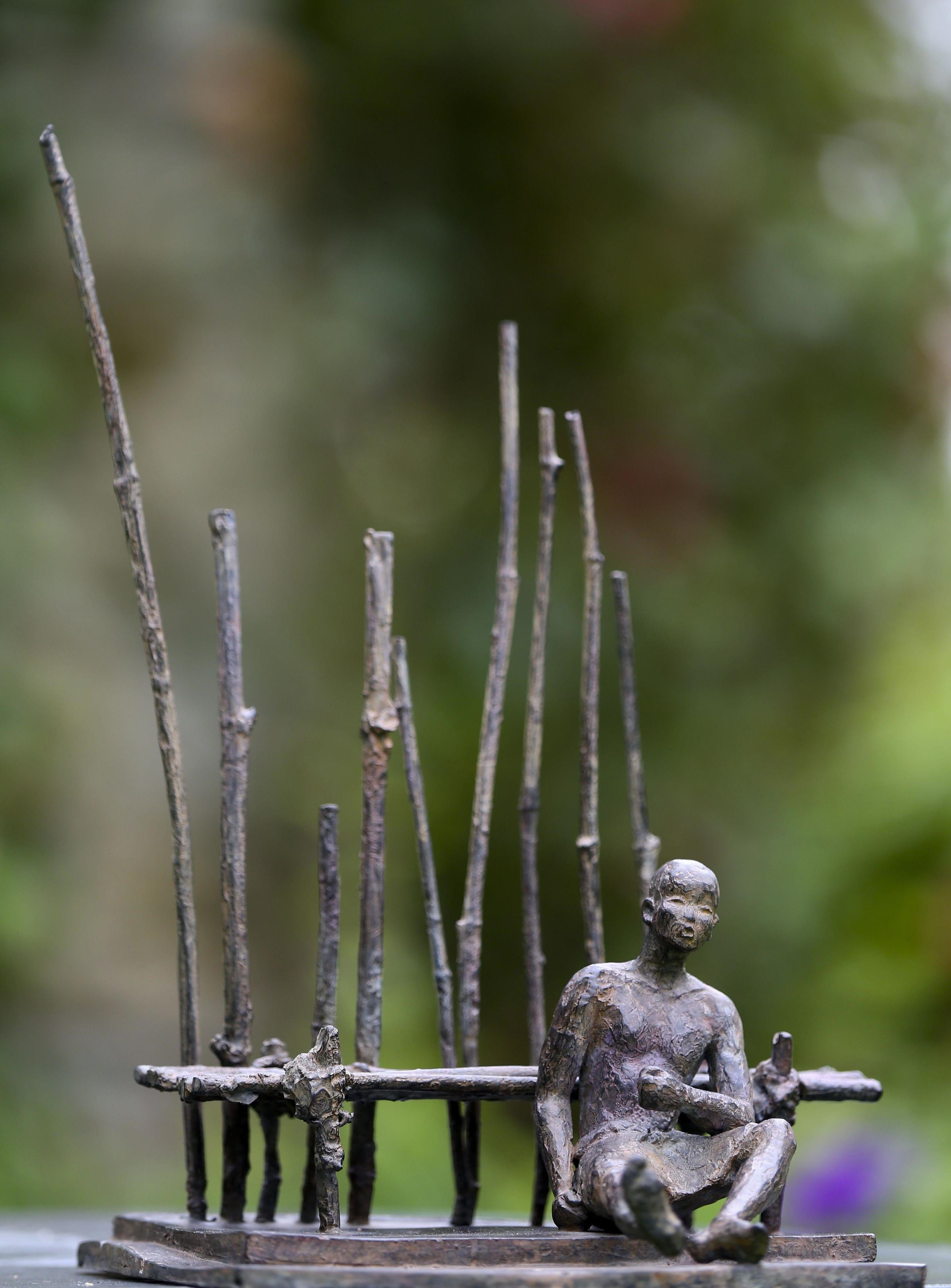 Sous le soleil exactement by Marine de Soos - Contemporary bronze sculpture For Sale 1