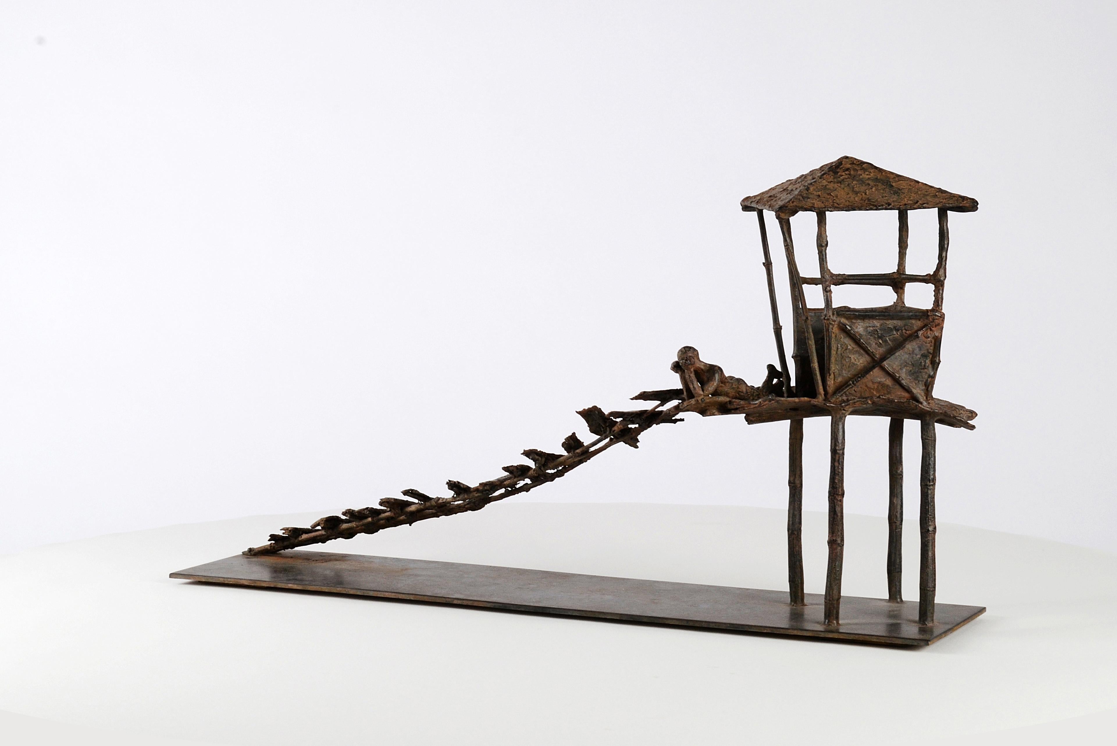 Las Tablas Curvas de Marine de Soos - Escultura en bronce de un hombre descansando en una cabaña en venta 9