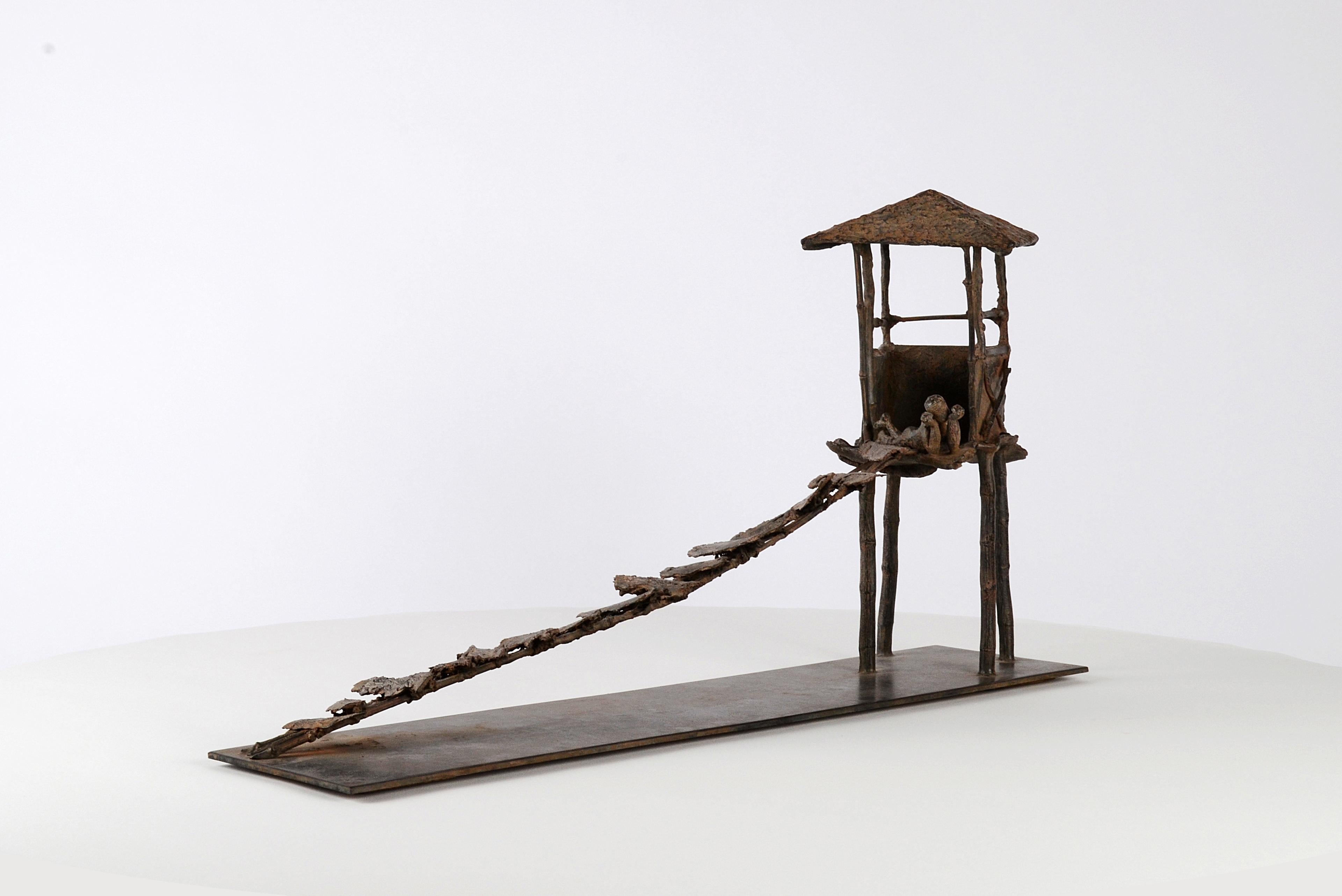 Las Tablas Curvas de Marine de Soos - Escultura en bronce de un hombre descansando en una cabaña en venta 10