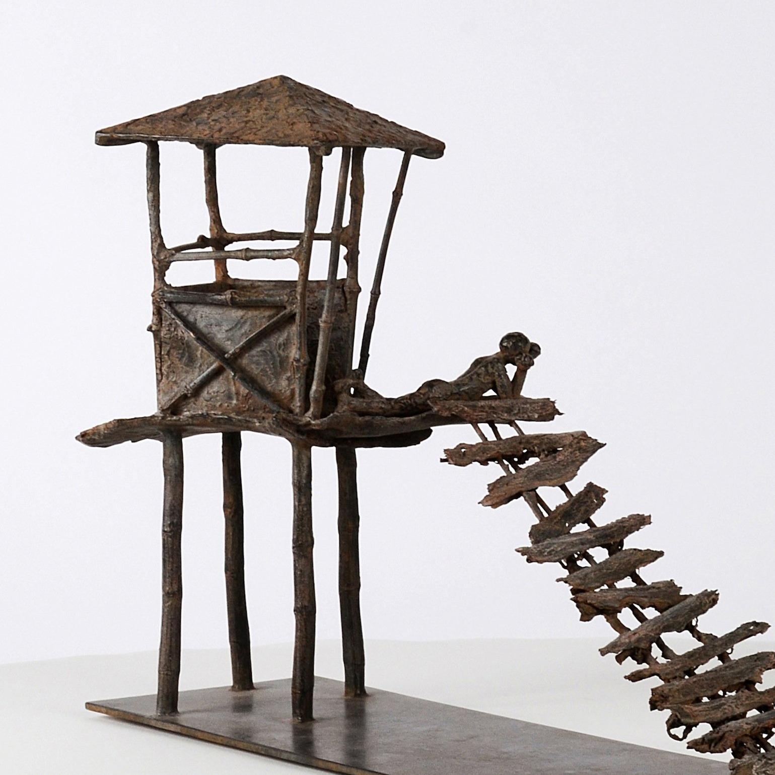 Las Tablas Curvas de Marine de Soos - Escultura en bronce de un hombre descansando en una cabaña en venta 3