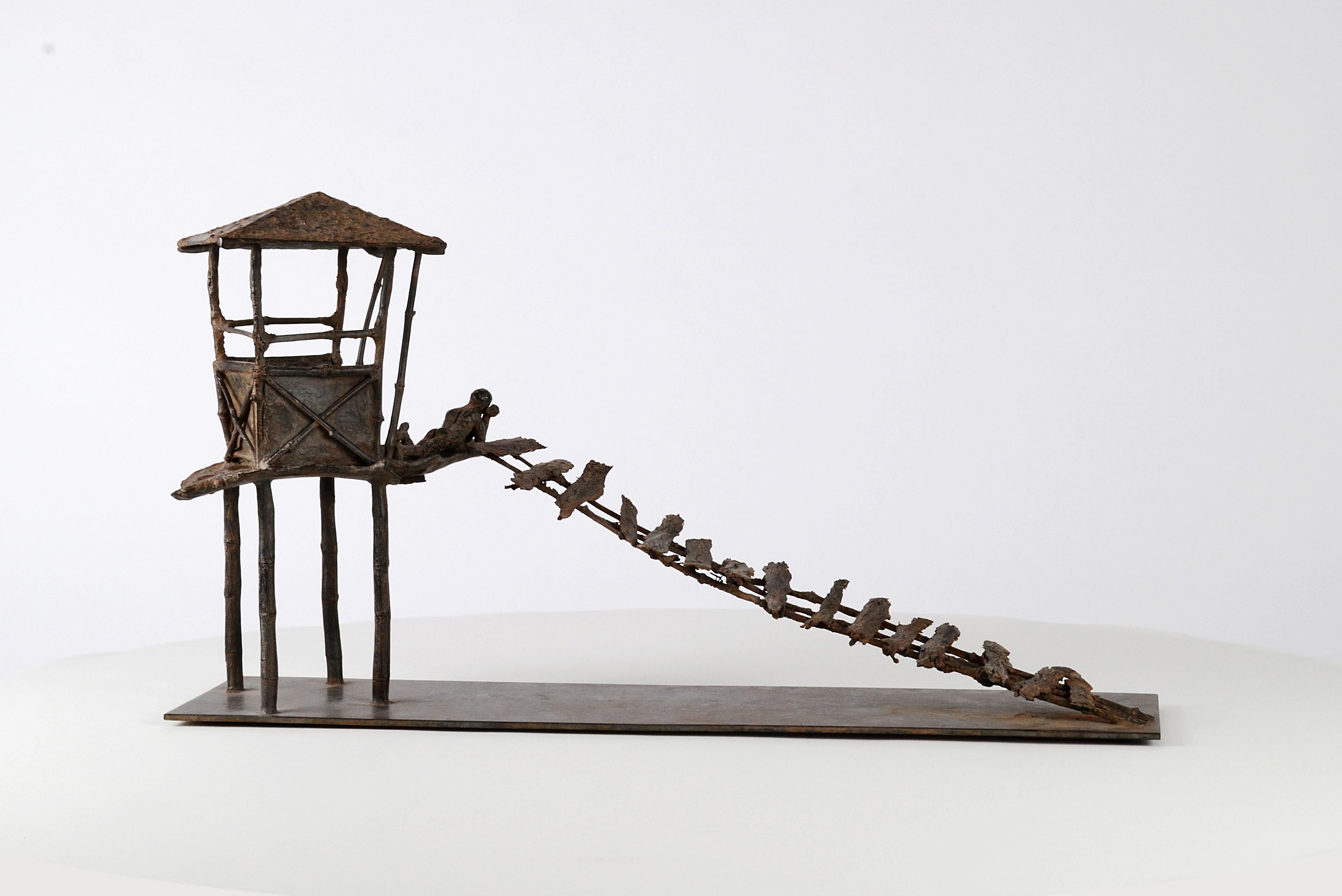 Las Tablas Curvas de Marine de Soos - Escultura en bronce de un hombre descansando en una cabaña en venta 7