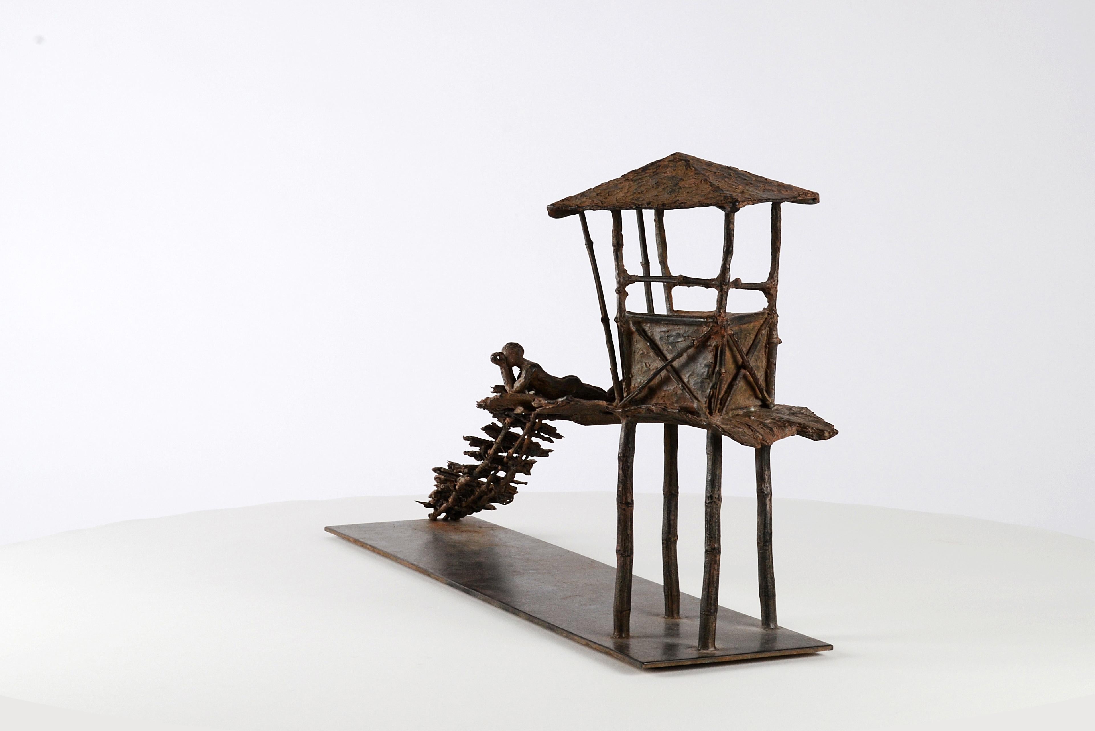 Las Tablas Curvas de Marine de Soos - Escultura en bronce de un hombre descansando en una cabaña en venta 8