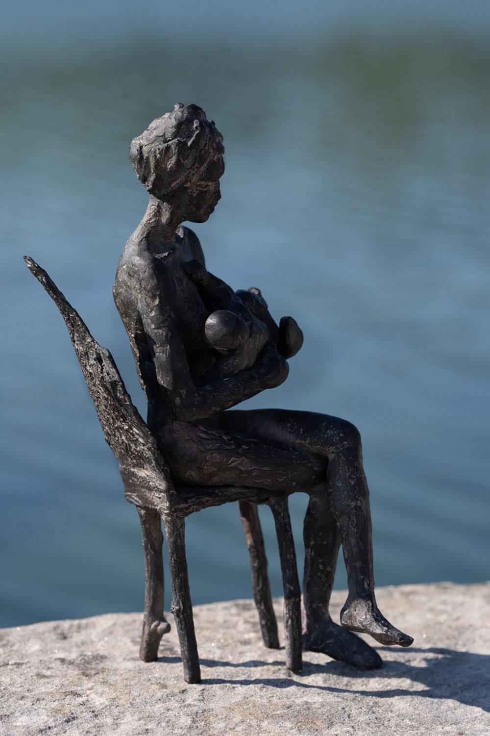 The Early Morning de Marine de Soos - Sculpture en bronze, mère et enfant, famille en vente 2