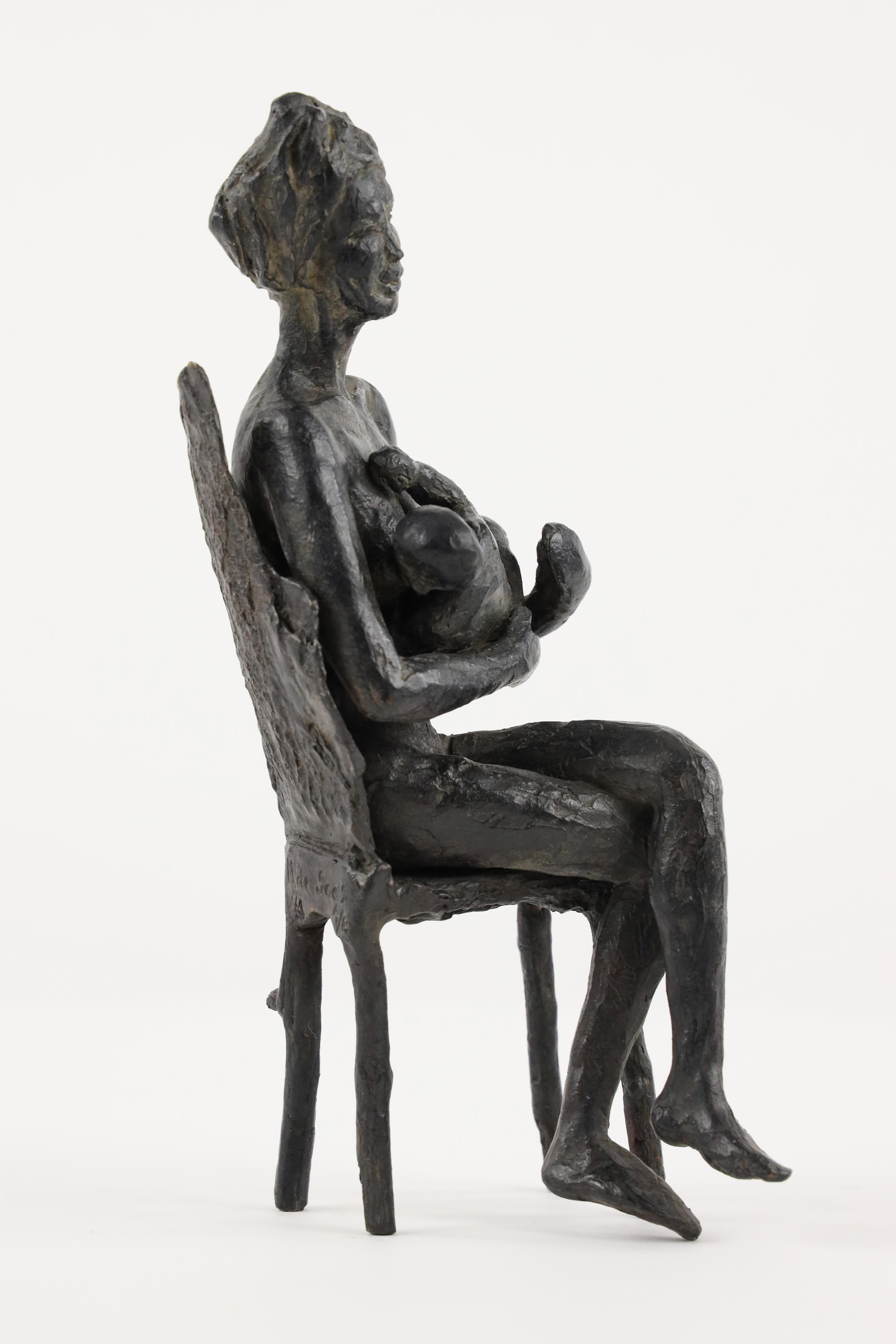 The Early Morning di Marine de Soos - Scultura in bronzo, madre e figlio, famiglia in vendita 8