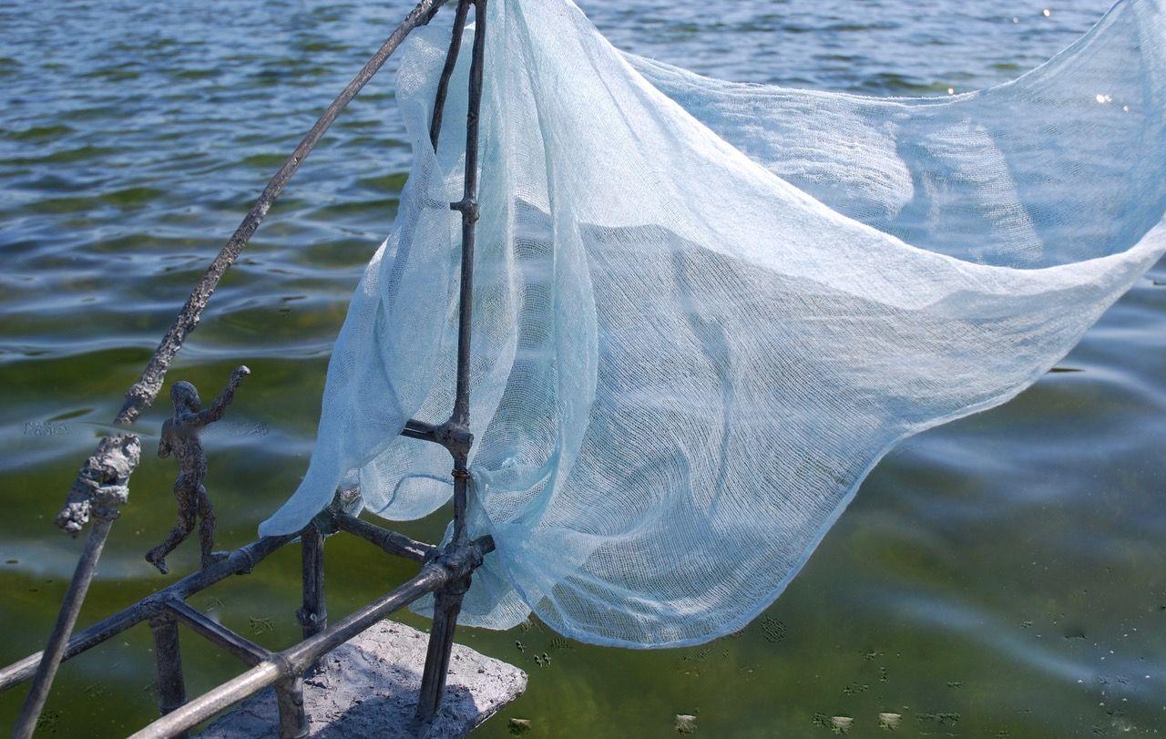 The Fisherman's Hammock by Marine de Soos - Sculpture en bronze, figure humaine, mer en vente 4