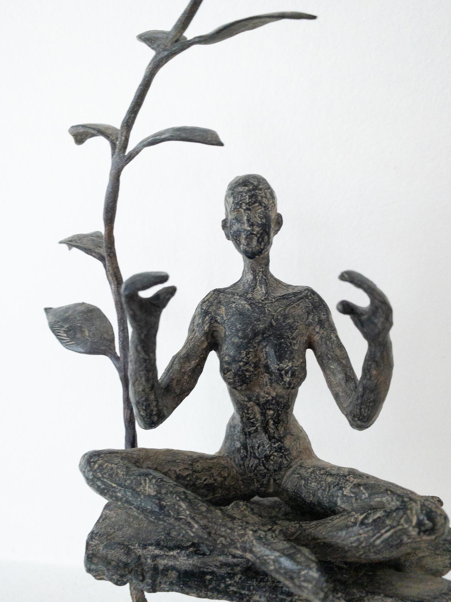 The meditation garden by Marine de Soos - Zeitgenössische Bronzeskulptur, Frau im Angebot 11