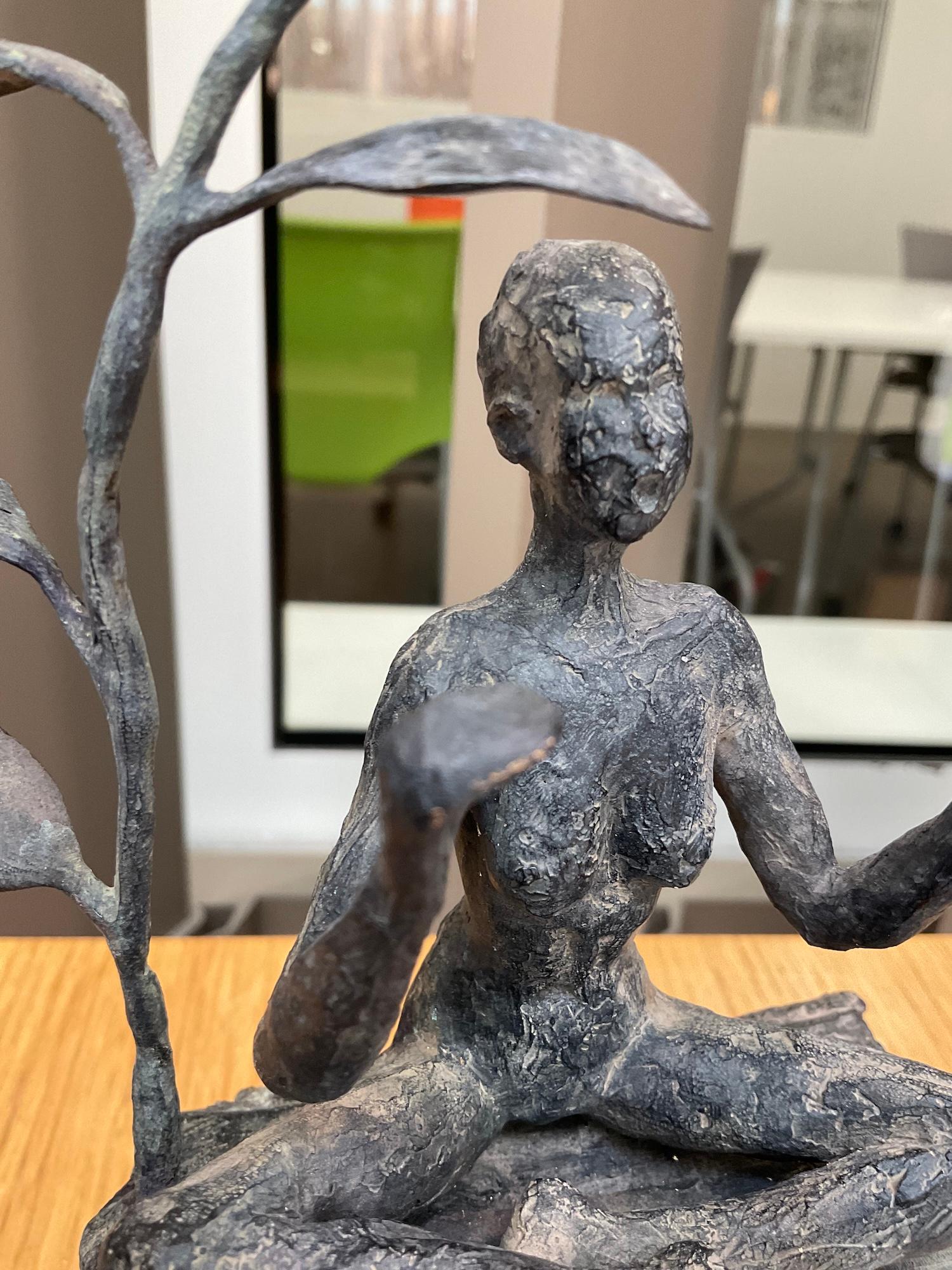 The meditation garden by Marine de Soos - Zeitgenössische Bronzeskulptur, Frau im Angebot 12