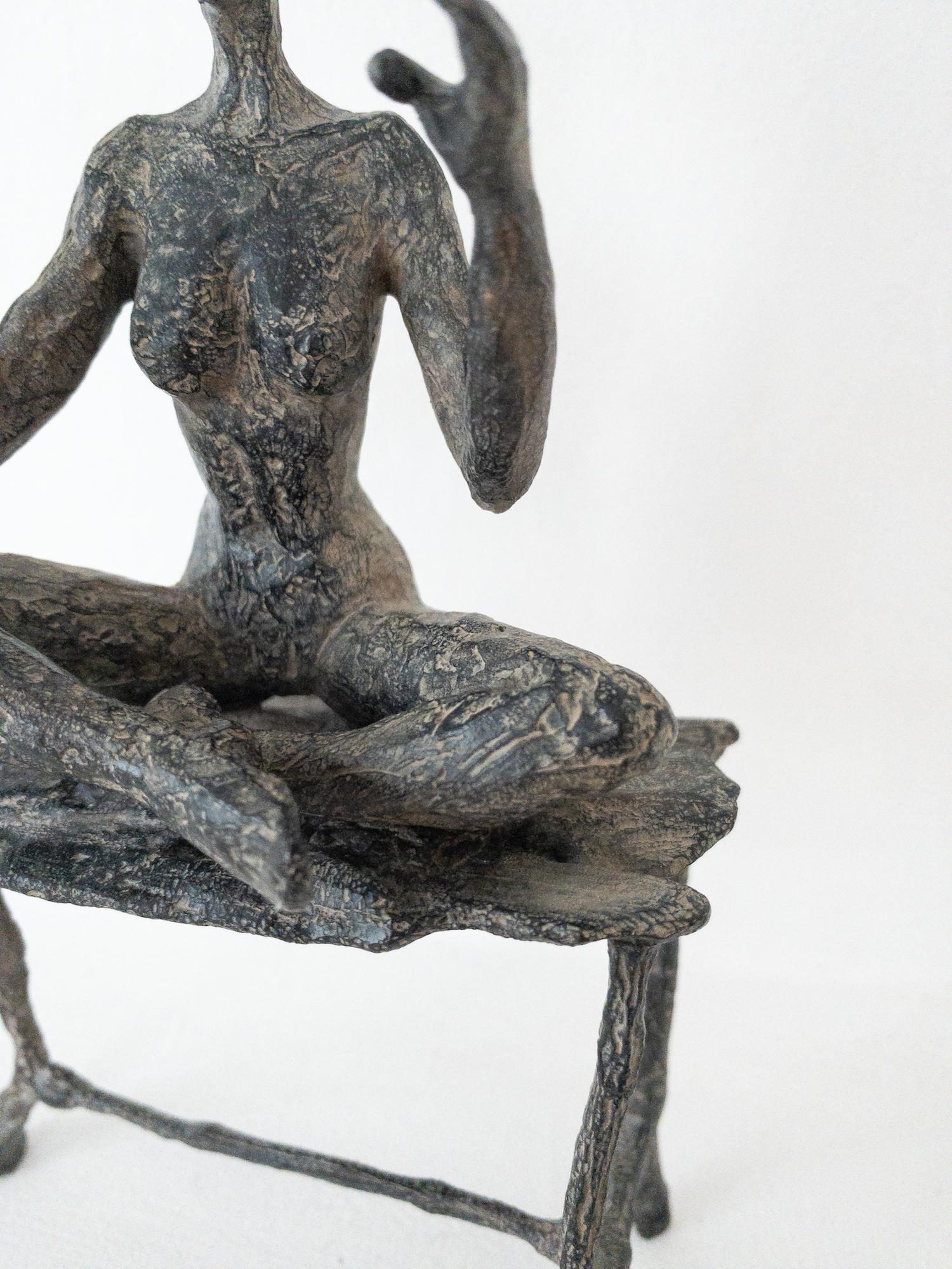 The meditation garden by Marine de Soos - Zeitgenössische Bronzeskulptur, Frau im Angebot 13