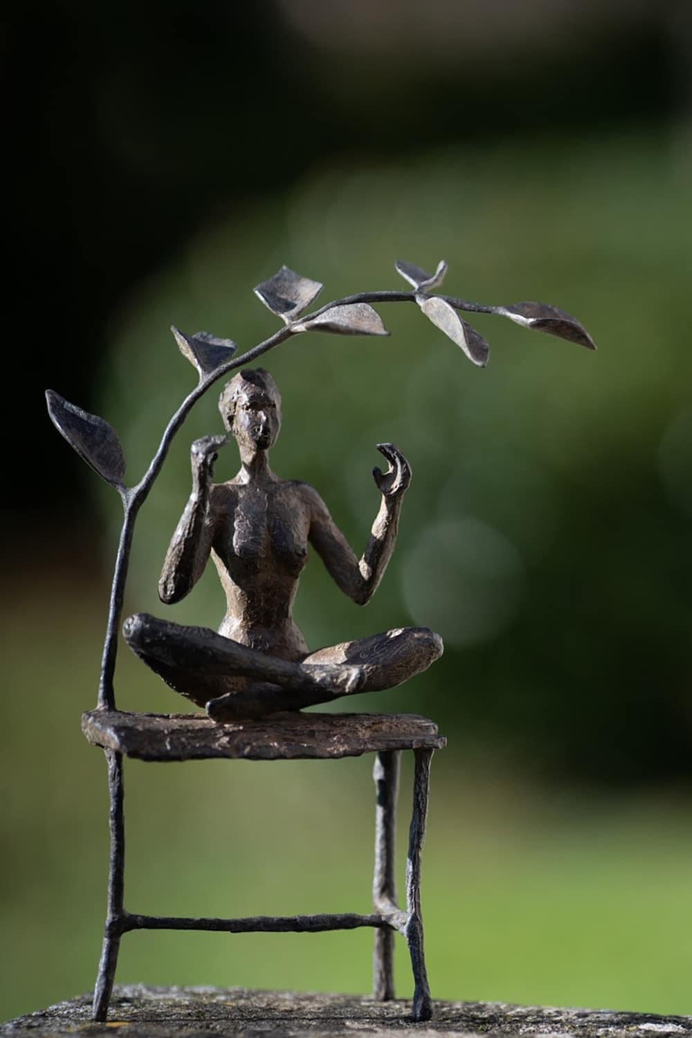 The meditation garden by Marine de Soos - Zeitgenössische Bronzeskulptur, Frau im Angebot 1