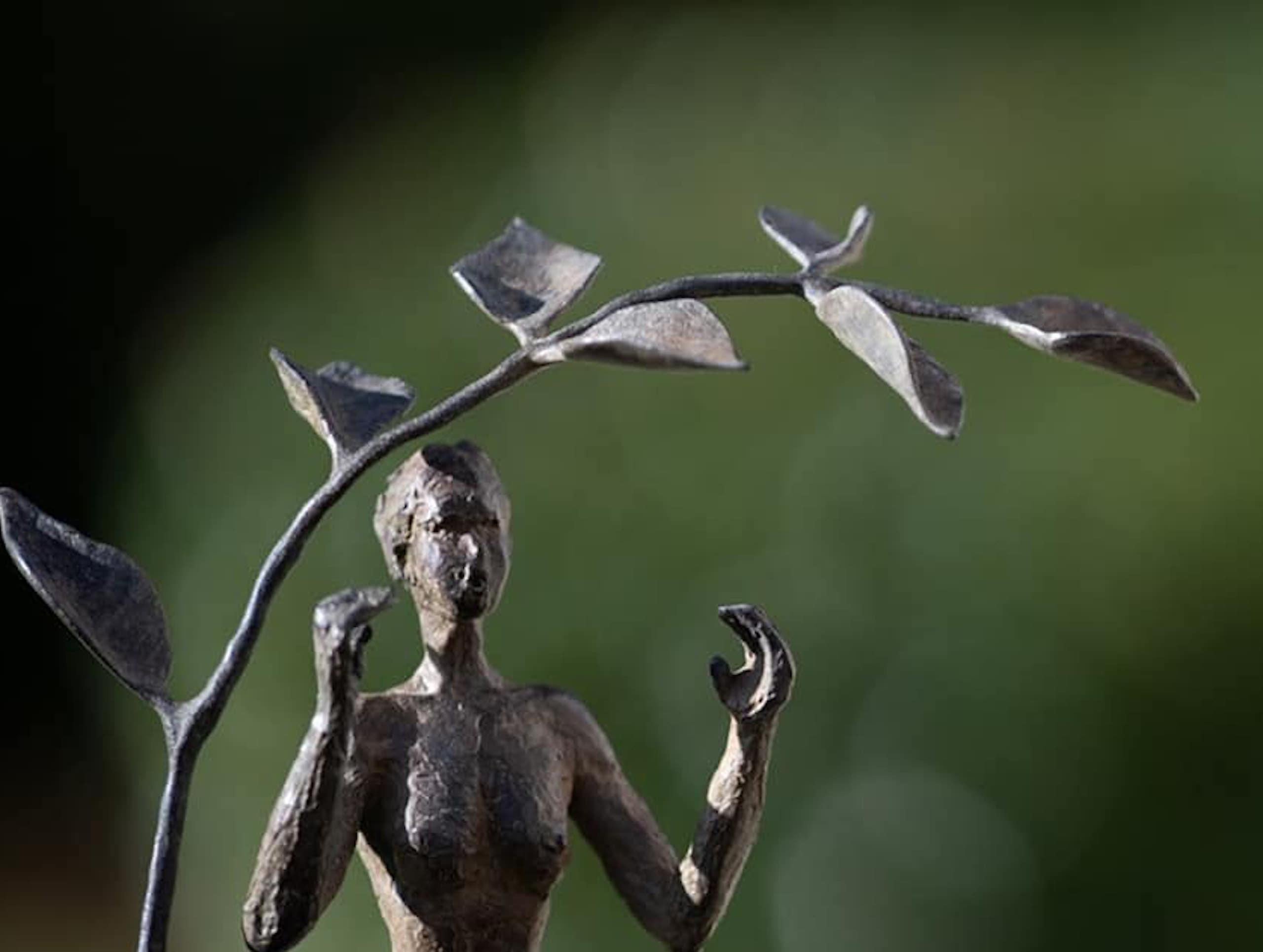 The meditation garden by Marine de Soos - Zeitgenössische Bronzeskulptur, Frau im Angebot 2