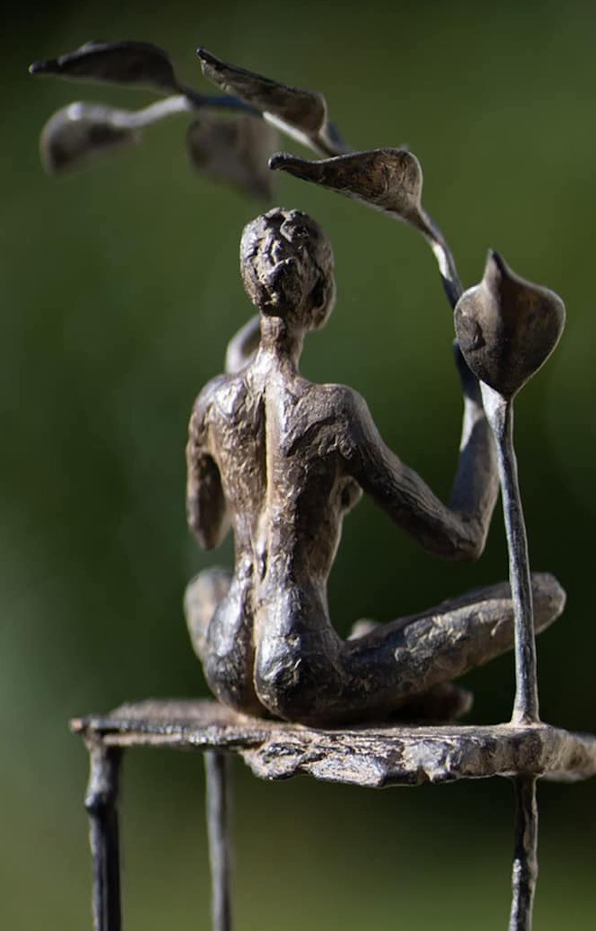 The meditation garden by Marine de Soos - Sculpture contemporaine en bronze, femme en vente 3