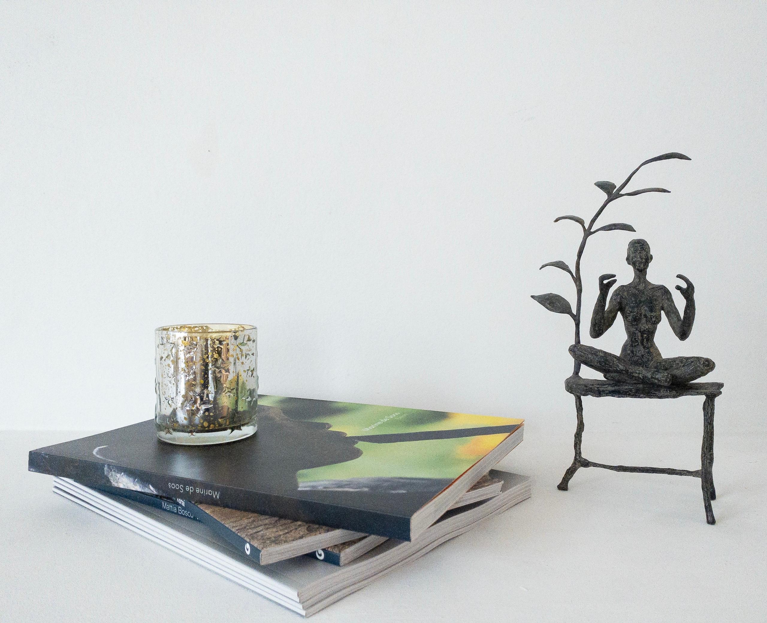 The meditation garden by Marine de Soos - Zeitgenössische Bronzeskulptur, Frau im Angebot 6