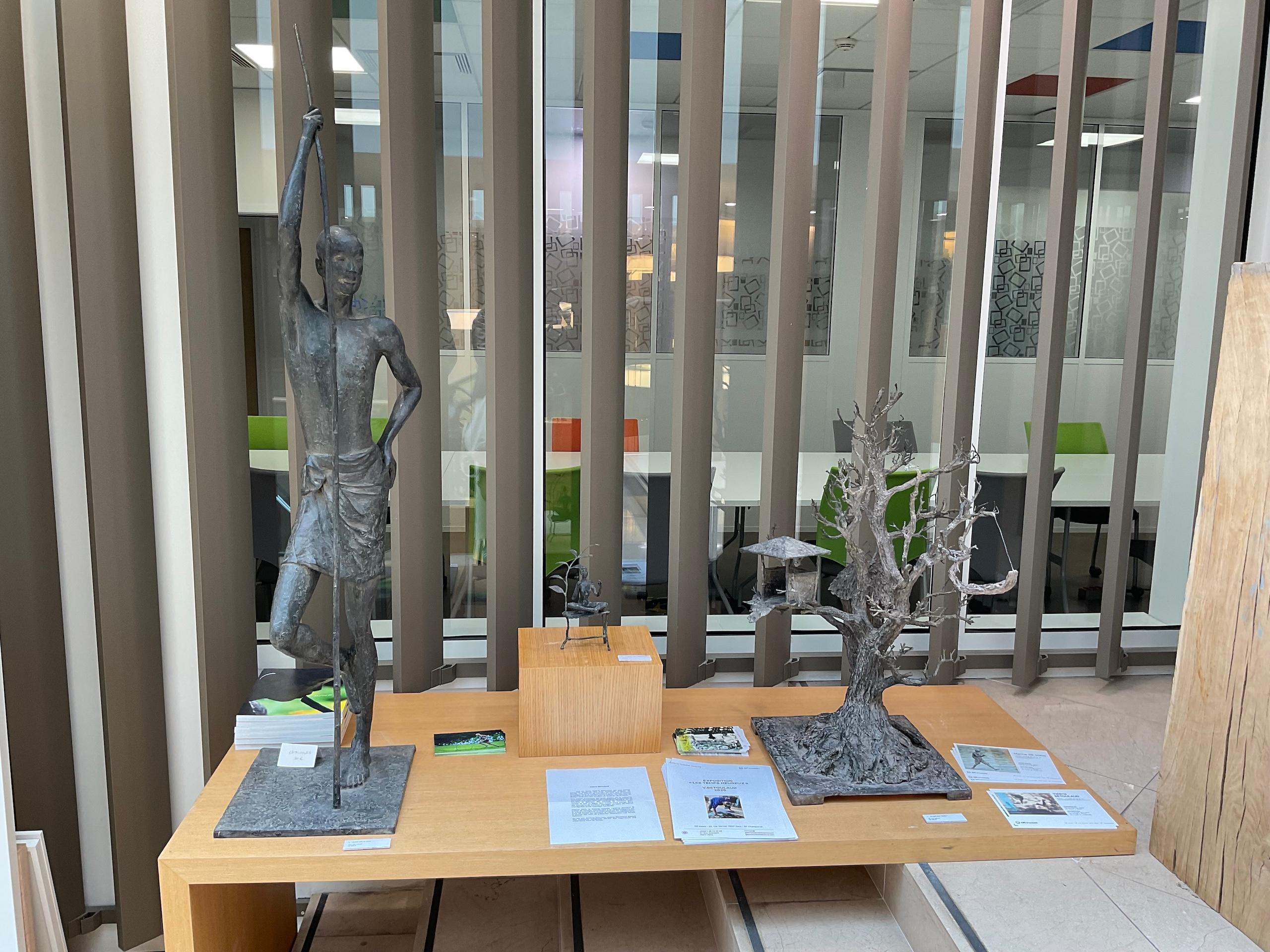 The meditation garden by Marine de Soos - Zeitgenössische Bronzeskulptur, Frau im Angebot 7