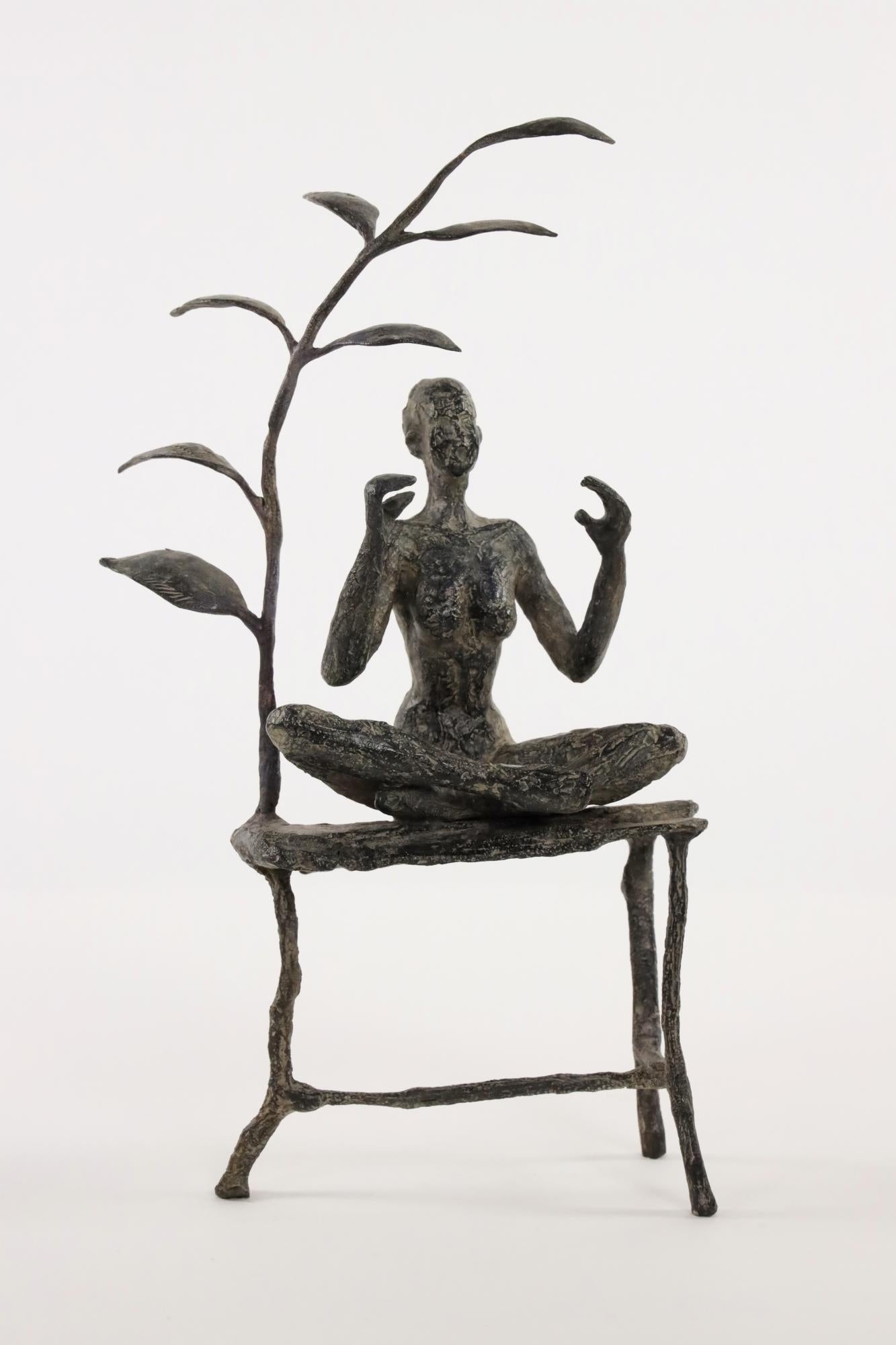 The meditation garden by Marine de Soos - Zeitgenössische Bronzeskulptur, Frau