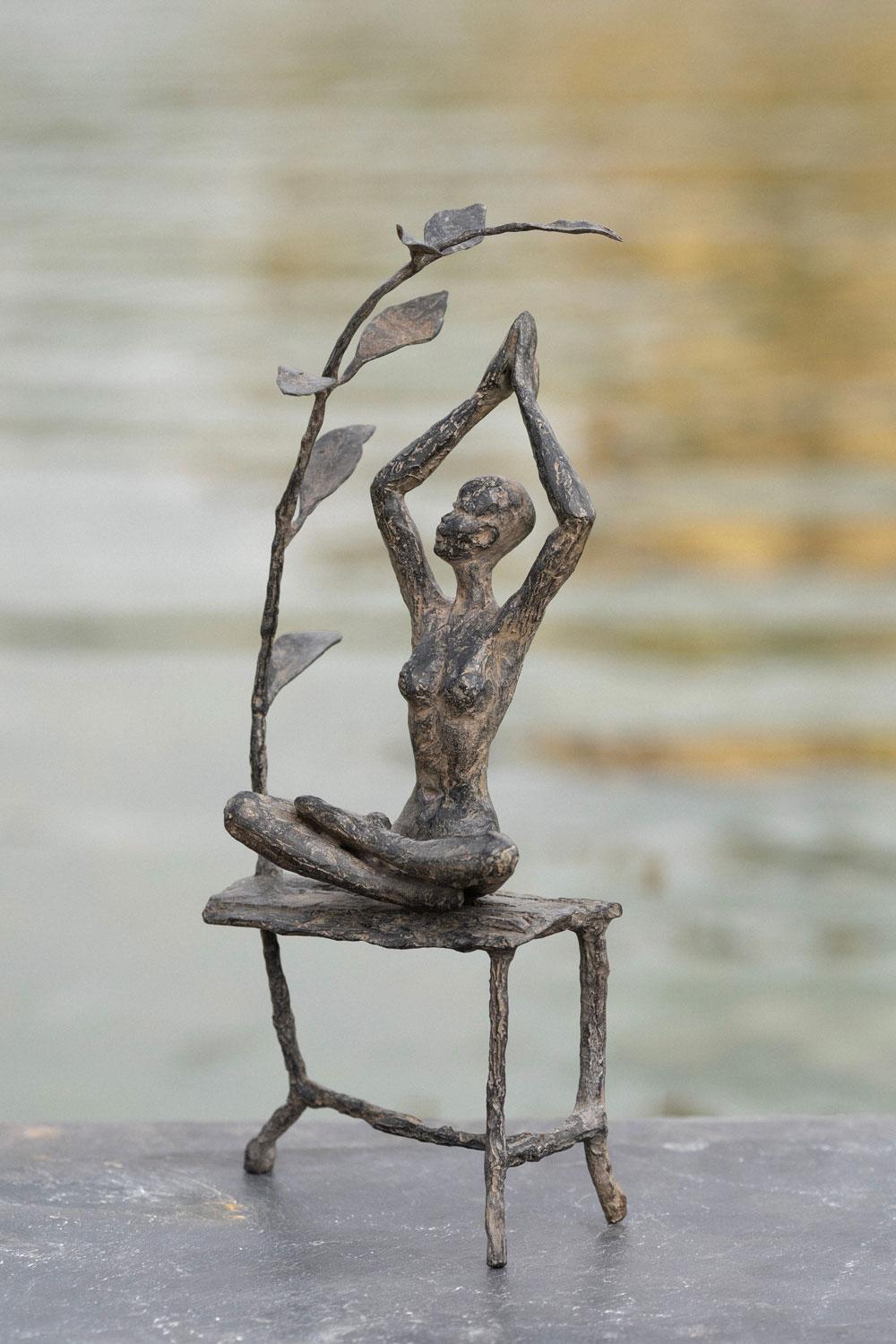 The meditation garden II von Marine de Soos - Zeitgenössische Bronzeskulptur im Angebot 2