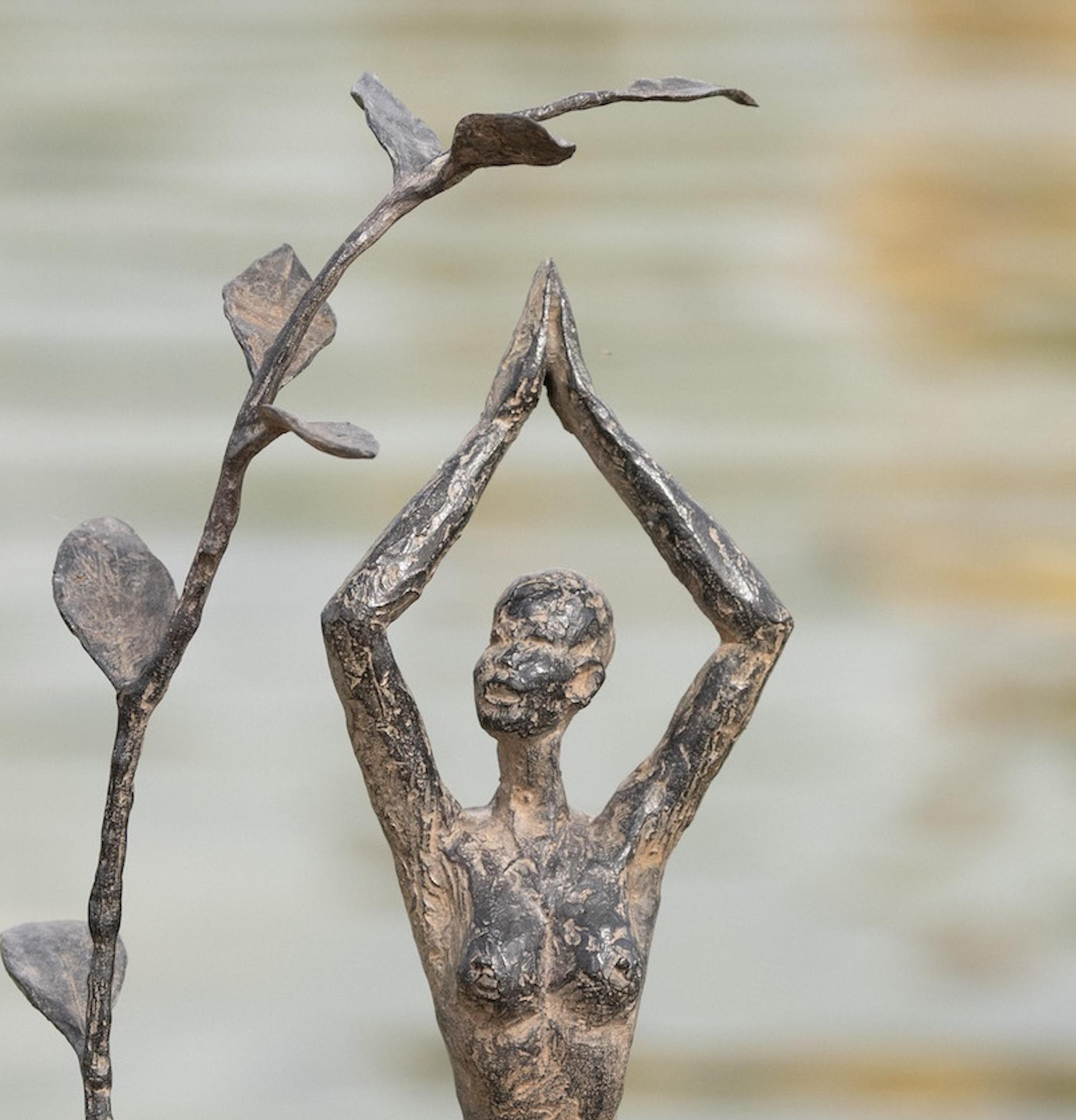 The meditation garden II von Marine de Soos - Zeitgenössische Bronzeskulptur im Angebot 4