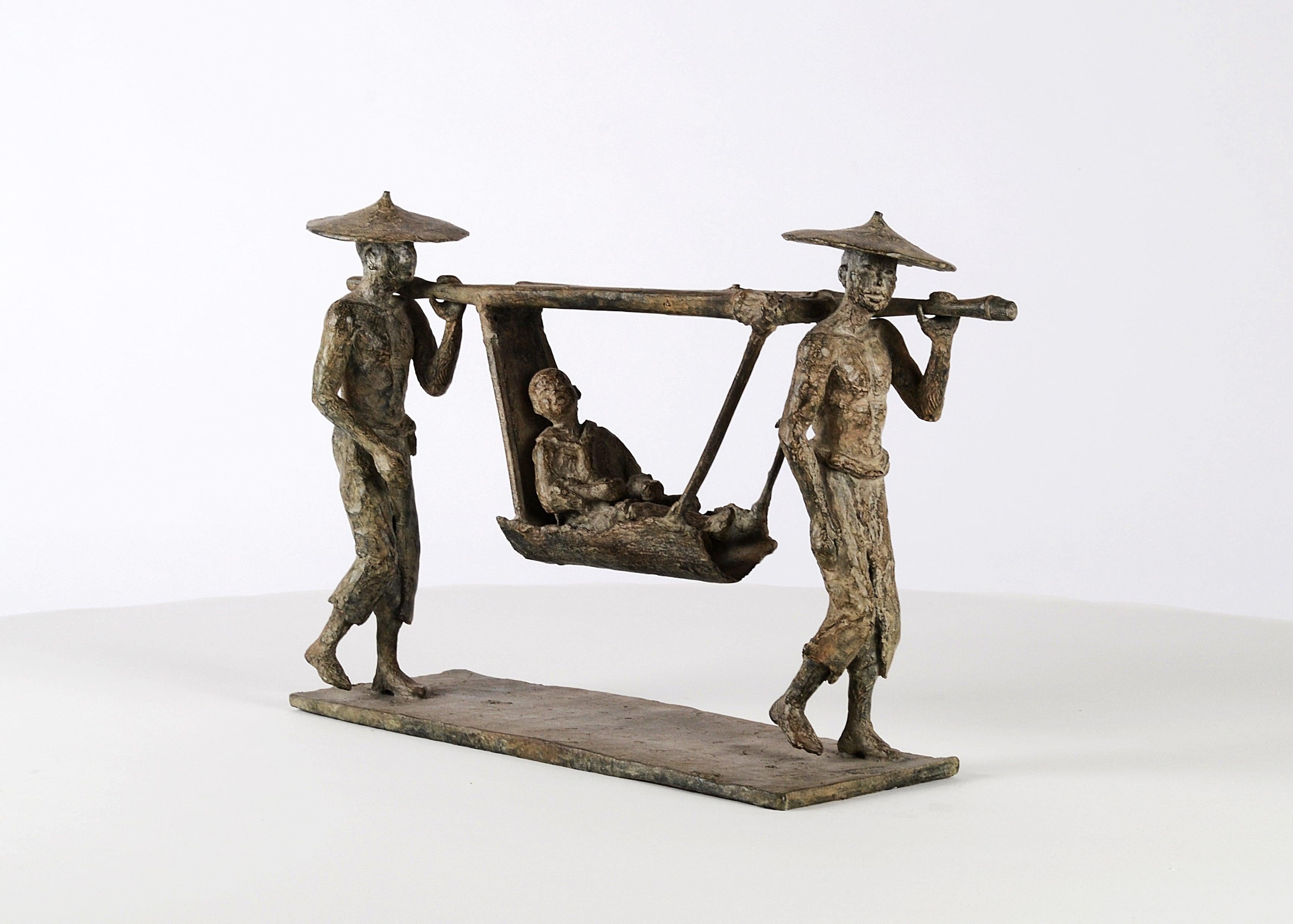 La chaise Sedan est une sculpture en bronze de l'artiste contemporaine Marine de Soos, dont les dimensions sont de 24 cm × 37 cm × 11 cm (9,4 × 14,6 × 4,3 in). La sculpture est signée et numérotée, elle fait partie d'une édition limitée à 8